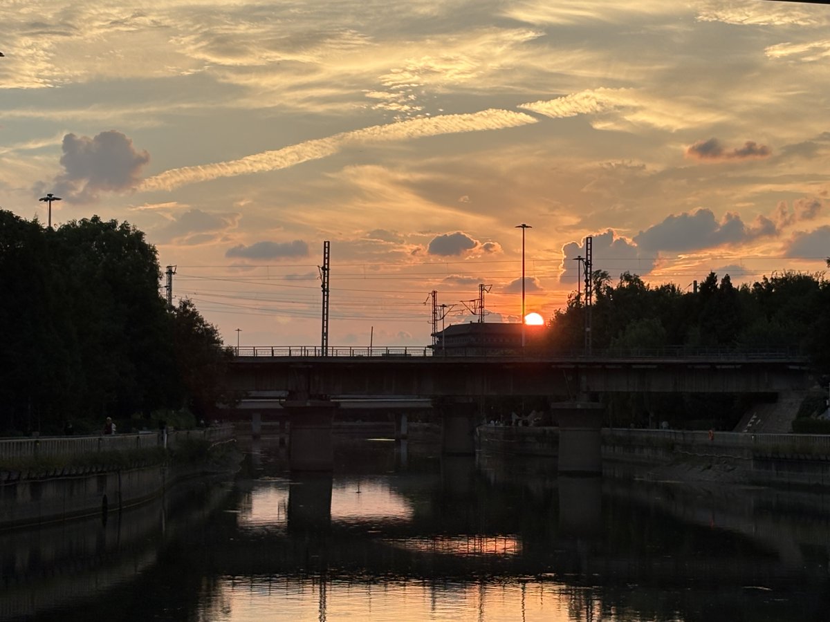 kuanttier's tweet photo. 前天和昨天的夕阳晚霞，还有来自爱徒的可爱问候： https://t.co/oMXbKmdiHJ