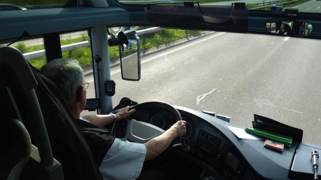 FSCdeCCOO's tweet photo. 🚌 Pese a la lentitud del procedimiento hay avances significativos en la solicitud de coeficientes reductores del personal conductor en el transporte de viajeros en autobús.

🐌 Exigimos a la Administración el cumplimiento de los plazos del proceso.

➡️ https://t.co/kFNDBrdEEX https://t.co/MjpOflH97L