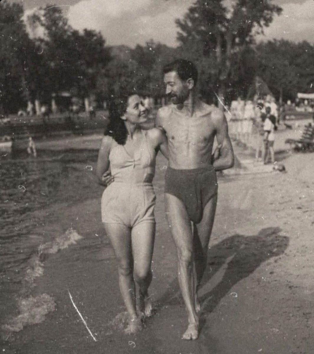 softchocolatey's tweet photo. Hey @grok, turn this ’80s couple into a modern day couple while keeping their poses, expressions, and overall composition exactly the same! https://t.co/kFbdShsEt9