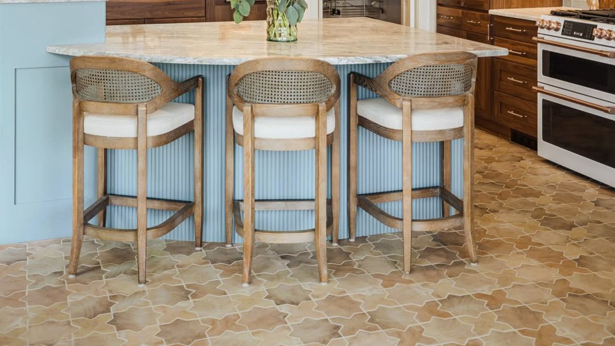 NatucerOnda's tweet photo. Este proyecto de cocina revela el pavimento como protagonista: la serie Malta en color Cotto combina las formas Star y Cross, con diseño de la interiorista Jessica Curry. Acabado destonificado y bordes irregulares para un resultado artesanal y rústico. https://t.co/RpaTZZwvlM