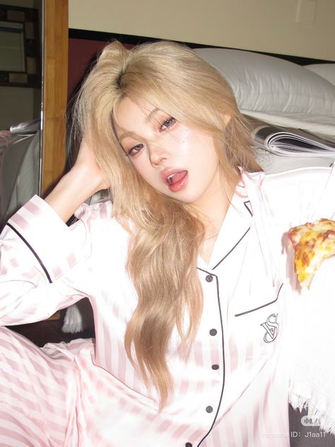 durbut's tweet photo. Cozy night in satin pink pajamas, hair a mess, and a slice of pizza in hand
xKqi https://t.co/dyVBXDE3gu