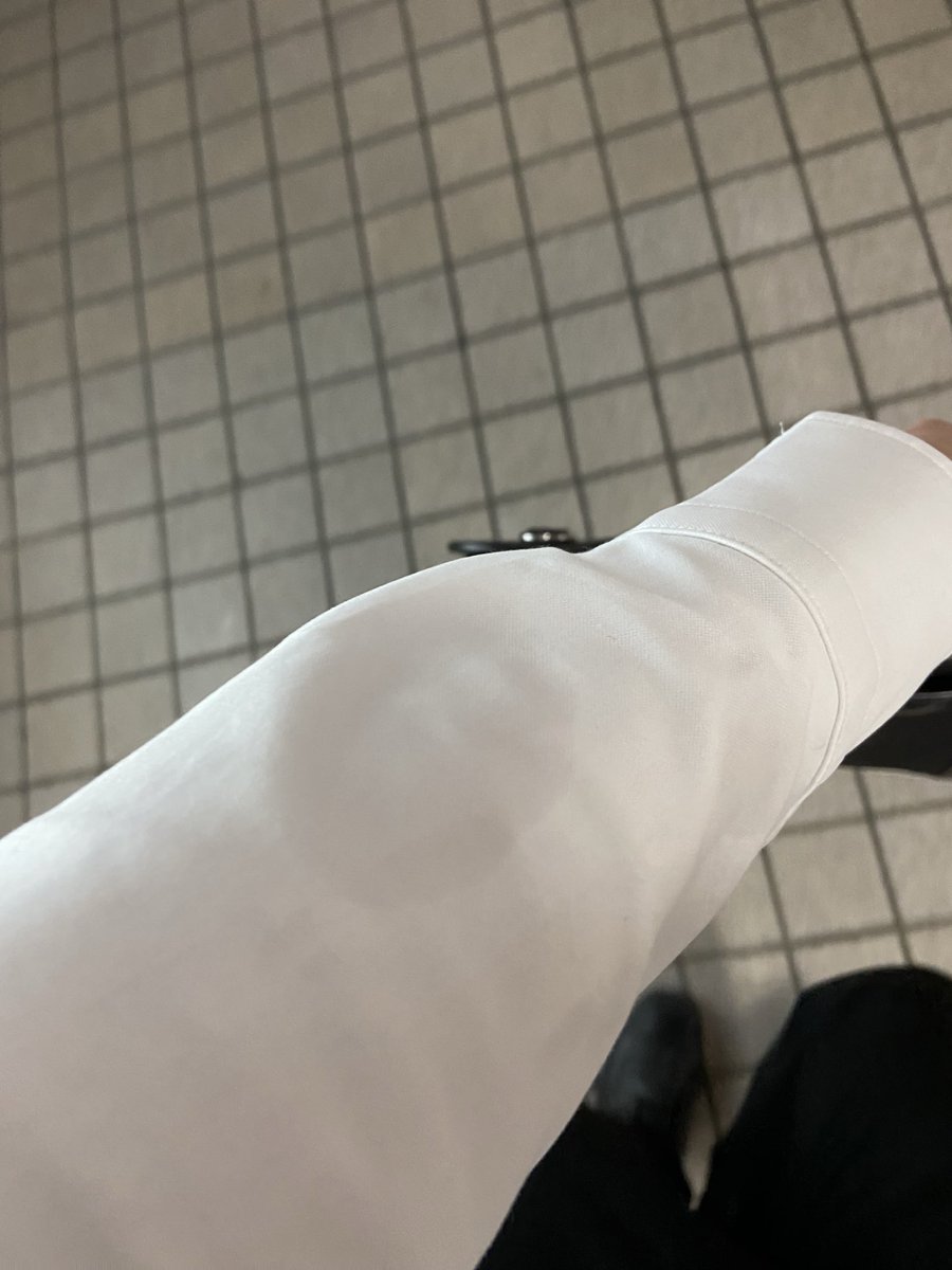 ham_hamagames's tweet photo. 雷鳴ってるなーと思いながら会社出て
出た瞬間に雨降り出してくらった1発の雨粒がデカすぎる https://t.co/GOBZbUJbna
