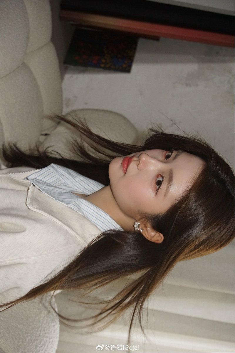 fromxixi's tweet photo. CICI Weibo | 0730

‘red and white xixi dawang. come tilt your head and look through these photos with me.’

#XURUOHAN #徐若晗 https://t.co/gZwJRKjKQk