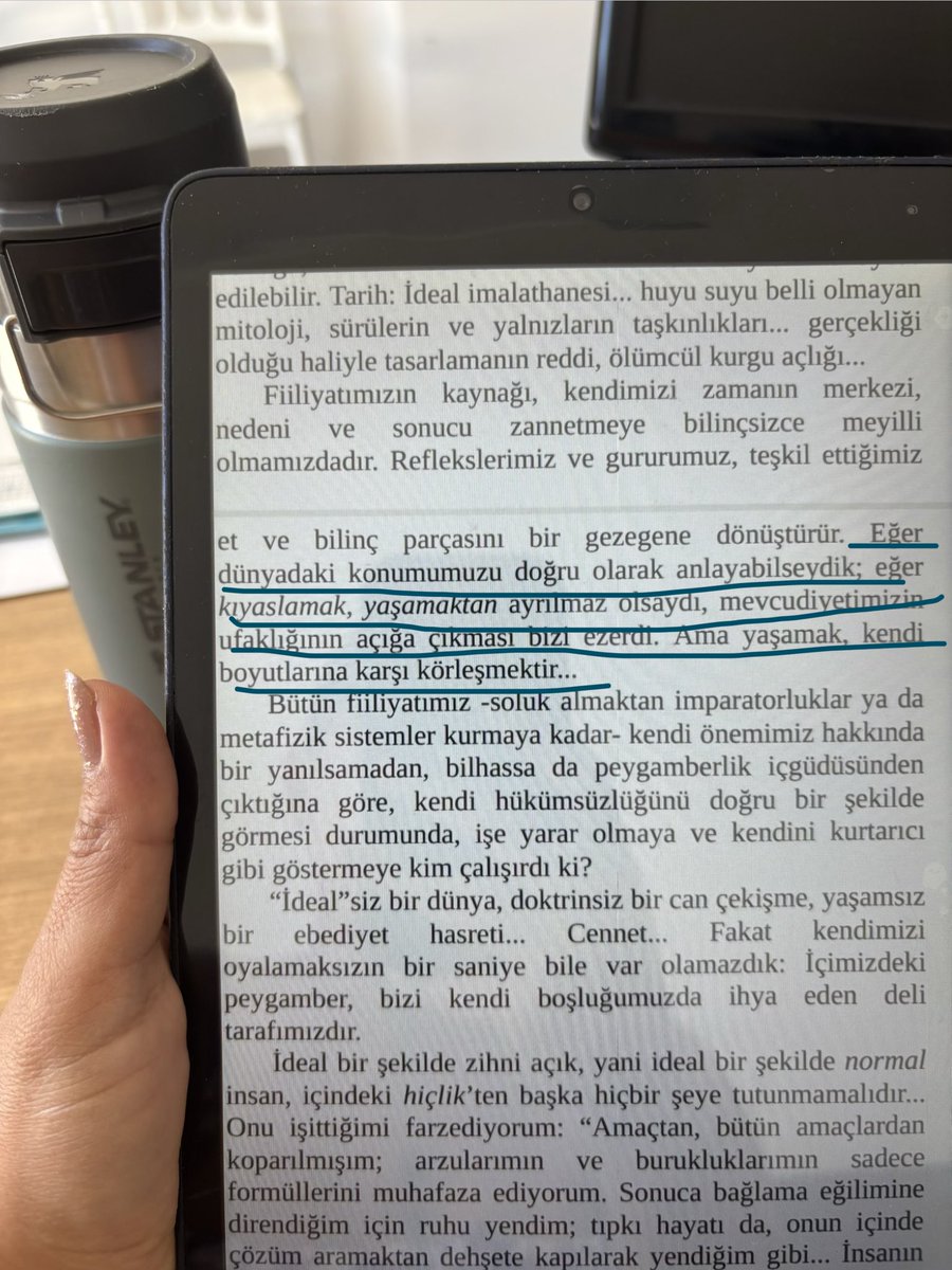 glylms's tweet photo. ‘Eğer dünyadaki konumumuzu doğru olarak anlayabilseydik; eğer kıyaslamak, yaşamaktan ayrılmaz olsaydı, mevcudiyetimizin ufaklığının açığa çıkması bizi ezerdi. Ama yaşamak, kendi boyutlarına karşı körleşmektir...’
#çürümeninkitabı
#emilmichelcioran https://t.co/MHuaPSBVrX