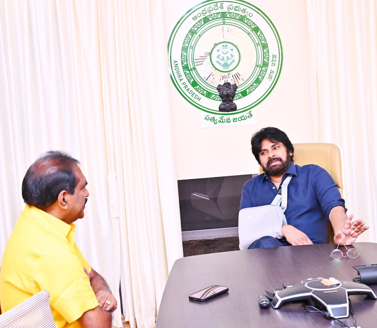 APDeputyCMO's tweet photo. సూపర్ ఎల్ నినో, సాగు నీటి సంక్షోభంపై రైతుల్లో అవగాహన కల్పించాలి

•రైతులతో ప్రత్యక్ష సమావేశాలు నిర్వహించి పరిస్థితులు వివరించండి
•సంక్షోభ నివారణకు ప్రత్యామ్నాయ మార్గాలపై దృష్టి సారించాలి
* రాష్ట్ర ఉప ముఖ్యమంత్రివర్యులు శ్రీ పవన్ కళ్యాణ్ గారితో నీటిపారుదలశాఖ మంత్రి శ్రీ నిమ్మల రామానాయుడు భేటీ
•ఏలేరు నుంచి కాకినాడ జిల్లాకు 1000 క్యూసెక్కుల నీరు విడుదల చేసినందుకు  కృతజ్ఞతలు
•సూపర్ ఎల్ నినో పరిస్థితులపై చర్చ

సూపర్ ఎల్ నినో, తద్వారా రాష్ట్రంలో నెలకొన్న సాగునీటి సంక్షోభంపై రైతుల్లో అవగాహన కల్పించాలని, సంక్షోభ నివారణకు ప్రత్యామ్నాయ మార్గాల అన్వేషణపై దృష్టి సారించాలని రాష్ట్ర ఉప ముఖ్యమంత్రివర్యులు శ్రీ @PawanKalyan గారు రాష్ట్ర జల వనరుల శాఖామాత్యులు శ్రీ @RamanaiduTDP గారికి సూచించారు. సాగు నీటి ఎద్దడిపై రైతులు తీవ్ర ఆందోళనలో ఉన్నారని, వారికి పూర్తి స్థాయిలో అవగాహన కల్పించాల్సిన బాధ్యత అధికారులతోపాటు ప్రజా ప్రతినిధులు కూడా తీసుకుంటే ఫలితం ఉంటుందని స్పష్టం చేశారు. సూపర్ ఎల్ నినో పరిస్థితుల కారణంగా రాష్ట్రంలో నెలకొన్న పరిస్థితులపై రాష్ట్ర ఉప ముఖ్యమంత్రివర్యులు శ్రీ పవన్ కళ్యాణ్ గారితో జలవనరుల శాఖ మంత్రి శ్రీ నిమ్మల రామానాయుడు గారు గురువారం మంగళగిరిలోని క్యాంపు కార్యాలయంలో సమావేశమై చర్చించారు. ఈ సందర్భంగా- కాకినాడ జిల్లాలోని పిఠాపురం, పెద్దాపురం, జగ్గంపేట తదితర నియోజకవర్గాల రైతుల కోసం అడిగిన వెంటనే ఏలేరు ప్రాజెక్టు నుంచి వెంటనే 1,000 క్యూసెక్కుల నీటిని విడుదల చేయించినందుకు మంత్రి శ్రీ నిమ్మల రామానాయుడు గారికి ఉప ముఖ్యమంత్రివర్యులు కృతజ్ఞతలు తెలిపారు. కాకినాడ జిల్లా, పిఠాపురం పరిసర ప్రాంతాల్లో నెలకొన్న నీటి కొరత పరిస్థితులను పరిశీలించేందుకు ఏలేరు ఆయకట్టు ప్రాంతాల్లో క్షేత్రస్థాయి పర్యటనకు వెళ్తున్నట్టు శ్రీ నిమ్మల రామానాయుడు గారు వివరించారు. 

ఈ సందర్భంగా ఉప ముఖ్యమంత్రి శ్రీ పవన్ కళ్యాణ్ గారు పలు కీలక అంశాలను ప్రస్థావించారు. క్షేత్రస్థాయి పర్యటనల సందర్భంగా సూపర్ ఎల్ నినో ప్రభావం, దాని వల్ల ఏర్పడుతున్న నీటి కొరత పరిస్థితులపై ప్రజల్లో విస్తృతంగా ప్రచారం కల్పించాలని, ప్రకృతి విపత్తుల కారణంగా రైతులు నష్టపోకుండా ప్రతి రైతు ప్రధాన మంత్రి ఫసల్ బీమా యోజన కింద పంటల బీమా చేయించుకునేలా అవగాహన కార్యక్రమాలు నిర్వహించాలని పేర్కొన్నారు. అవకాశం ఉన్న చోట రైతులతో ప్రత్యక్ష సమావేశాలు నిర్వహించి, ప్రస్తుతం నెలకొన్న వాతావరణ పరిస్థితులు, వాటి ప్రభావం, ప్రభుత్వం తీసుకుంటున్న చర్యలను వివరించాలని సూచించారు. ప్రస్తుతం పరిస్థితుల్లో ప్రతి నీటి బొట్టు ఎంతో విలువైనదని, కాలువల్లో పూడిక తీయడం, గట్లు లీకేజీలు లేకుండా మరమ్మత్తులు చేయడం వంటి చర్యల ద్వారా నీటి వృథాను అరికట్టాలని చెప్పారు. ముఖ్యంగా కాకినాడ జిల్లా మరియు పిఠాపురం నియోజకవర్గంపై ప్రత్యేక దృష్టి సారించి రైతులకు అవసరమైన సహాయ సహకారాలు అందేలా చూడాలని ఉప ముఖ్యమంత్రి కోరారు.
అంతకు ముందు భుజం గాయానికి శస్త్ర చికిత్స చేయించుకున్న శ్రీ పవన్ కళ్యాణ్ గారిని శ్రీ రామానాయుడు గారు పరామర్శించారు. ప్రస్తుత ఆరోగ్య పరిస్థితిపై ఆరా తీశారు. త్వరితగతిన కోలుకుని తిరిగి ప్రజా సేవలో మరింత చురుగ్గా పాల్గొనాలని ఆకాంక్షించారు.
