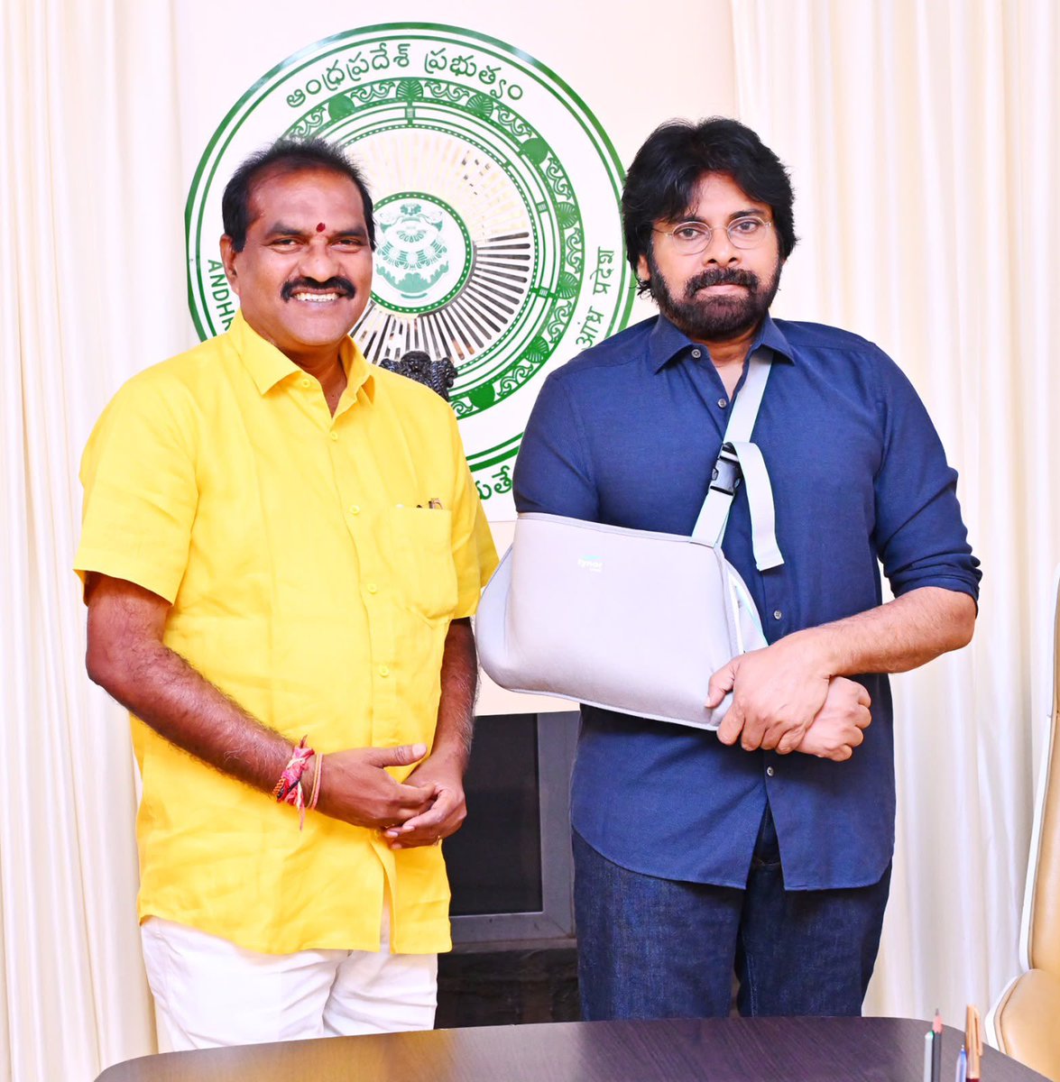 APDeputyCMO's tweet photo. సూపర్ ఎల్ నినో, సాగు నీటి సంక్షోభంపై రైతుల్లో అవగాహన కల్పించాలి

•రైతులతో ప్రత్యక్ష సమావేశాలు నిర్వహించి పరిస్థితులు వివరించండి
•సంక్షోభ నివారణకు ప్రత్యామ్నాయ మార్గాలపై దృష్టి సారించాలి
* రాష్ట్ర ఉప ముఖ్యమంత్రివర్యులు శ్రీ పవన్ కళ్యాణ్ గారితో నీటిపారుదలశాఖ మంత్రి శ్రీ నిమ్మల రామానాయుడు భేటీ
•ఏలేరు నుంచి కాకినాడ జిల్లాకు 1000 క్యూసెక్కుల నీరు విడుదల చేసినందుకు  కృతజ్ఞతలు
•సూపర్ ఎల్ నినో పరిస్థితులపై చర్చ

సూపర్ ఎల్ నినో, తద్వారా రాష్ట్రంలో నెలకొన్న సాగునీటి సంక్షోభంపై రైతుల్లో అవగాహన కల్పించాలని, సంక్షోభ నివారణకు ప్రత్యామ్నాయ మార్గాల అన్వేషణపై దృష్టి సారించాలని రాష్ట్ర ఉప ముఖ్యమంత్రివర్యులు శ్రీ @PawanKalyan గారు రాష్ట్ర జల వనరుల శాఖామాత్యులు శ్రీ @RamanaiduTDP గారికి సూచించారు. సాగు నీటి ఎద్దడిపై రైతులు తీవ్ర ఆందోళనలో ఉన్నారని, వారికి పూర్తి స్థాయిలో అవగాహన కల్పించాల్సిన బాధ్యత అధికారులతోపాటు ప్రజా ప్రతినిధులు కూడా తీసుకుంటే ఫలితం ఉంటుందని స్పష్టం చేశారు. సూపర్ ఎల్ నినో పరిస్థితుల కారణంగా రాష్ట్రంలో నెలకొన్న పరిస్థితులపై రాష్ట్ర ఉప ముఖ్యమంత్రివర్యులు శ్రీ పవన్ కళ్యాణ్ గారితో జలవనరుల శాఖ మంత్రి శ్రీ నిమ్మల రామానాయుడు గారు గురువారం మంగళగిరిలోని క్యాంపు కార్యాలయంలో సమావేశమై చర్చించారు. ఈ సందర్భంగా- కాకినాడ జిల్లాలోని పిఠాపురం, పెద్దాపురం, జగ్గంపేట తదితర నియోజకవర్గాల రైతుల కోసం అడిగిన వెంటనే ఏలేరు ప్రాజెక్టు నుంచి వెంటనే 1,000 క్యూసెక్కుల నీటిని విడుదల చేయించినందుకు మంత్రి శ్రీ నిమ్మల రామానాయుడు గారికి ఉప ముఖ్యమంత్రివర్యులు కృతజ్ఞతలు తెలిపారు. కాకినాడ జిల్లా, పిఠాపురం పరిసర ప్రాంతాల్లో నెలకొన్న నీటి కొరత పరిస్థితులను పరిశీలించేందుకు ఏలేరు ఆయకట్టు ప్రాంతాల్లో క్షేత్రస్థాయి పర్యటనకు వెళ్తున్నట్టు శ్రీ నిమ్మల రామానాయుడు గారు వివరించారు. 

ఈ సందర్భంగా ఉప ముఖ్యమంత్రి శ్రీ పవన్ కళ్యాణ్ గారు పలు కీలక అంశాలను ప్రస్థావించారు. క్షేత్రస్థాయి పర్యటనల సందర్భంగా సూపర్ ఎల్ నినో ప్రభావం, దాని వల్ల ఏర్పడుతున్న నీటి కొరత పరిస్థితులపై ప్రజల్లో విస్తృతంగా ప్రచారం కల్పించాలని, ప్రకృతి విపత్తుల కారణంగా రైతులు నష్టపోకుండా ప్రతి రైతు ప్రధాన మంత్రి ఫసల్ బీమా యోజన కింద పంటల బీమా చేయించుకునేలా అవగాహన కార్యక్రమాలు నిర్వహించాలని పేర్కొన్నారు. అవకాశం ఉన్న చోట రైతులతో ప్రత్యక్ష సమావేశాలు నిర్వహించి, ప్రస్తుతం నెలకొన్న వాతావరణ పరిస్థితులు, వాటి ప్రభావం, ప్రభుత్వం తీసుకుంటున్న చర్యలను వివరించాలని సూచించారు. ప్రస్తుతం పరిస్థితుల్లో ప్రతి నీటి బొట్టు ఎంతో విలువైనదని, కాలువల్లో పూడిక తీయడం, గట్లు లీకేజీలు లేకుండా మరమ్మత్తులు చేయడం వంటి చర్యల ద్వారా నీటి వృథాను అరికట్టాలని చెప్పారు. ముఖ్యంగా కాకినాడ జిల్లా మరియు పిఠాపురం నియోజకవర్గంపై ప్రత్యేక దృష్టి సారించి రైతులకు అవసరమైన సహాయ సహకారాలు అందేలా చూడాలని ఉప ముఖ్యమంత్రి కోరారు.
అంతకు ముందు భుజం గాయానికి శస్త్ర చికిత్స చేయించుకున్న శ్రీ పవన్ కళ్యాణ్ గారిని శ్రీ రామానాయుడు గారు పరామర్శించారు. ప్రస్తుత ఆరోగ్య పరిస్థితిపై ఆరా తీశారు. త్వరితగతిన కోలుకుని తిరిగి ప్రజా సేవలో మరింత చురుగ్గా పాల్గొనాలని ఆకాంక్షించారు.