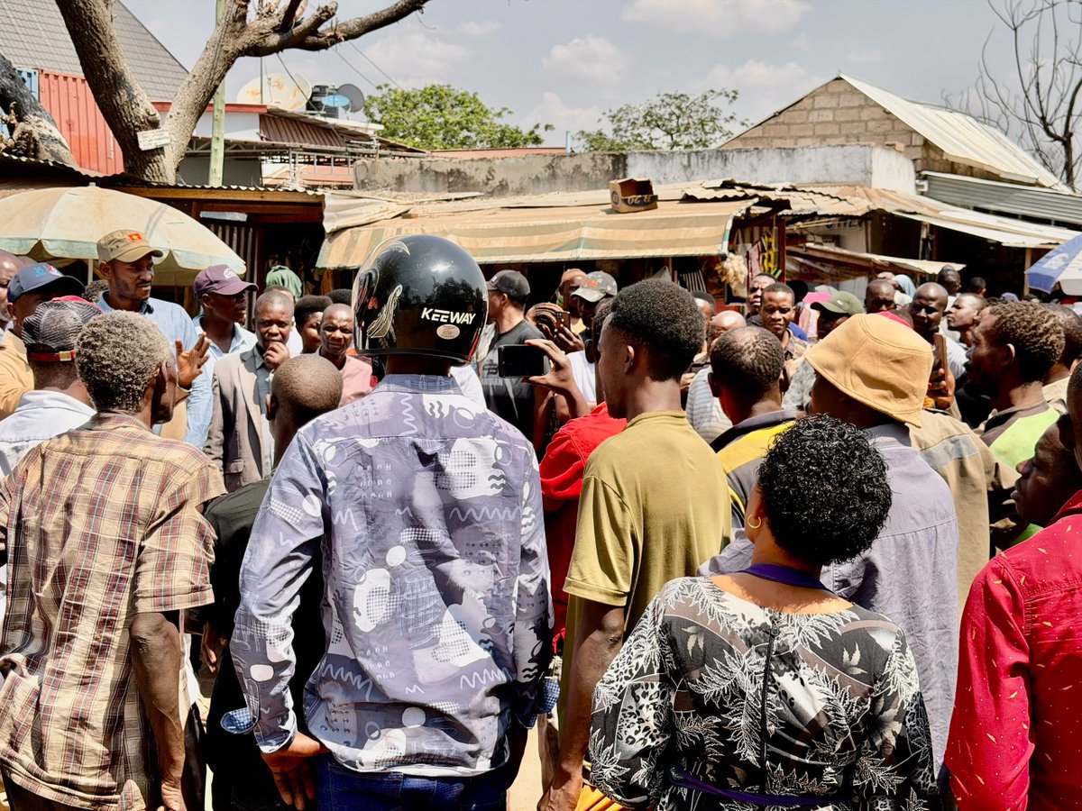 ChademaTZ2's tweet photo. Makamu Mwenyekiti wa CHADEMA Bara, Mhe. @HecheJohn, amewasili mkoani Simiyu.

Mara baada ya kuwasili, ameanza ziara ya mtaani kuwahamasisha wananchi kuchangia #ToneTone.

Leo, Mhe. Heche atakuwa mgeni rasmi katika Mkutano Mkuu Maalum wa CHADEMA Mkoa wa Simiyu. https://t.co/hYH271FTe8