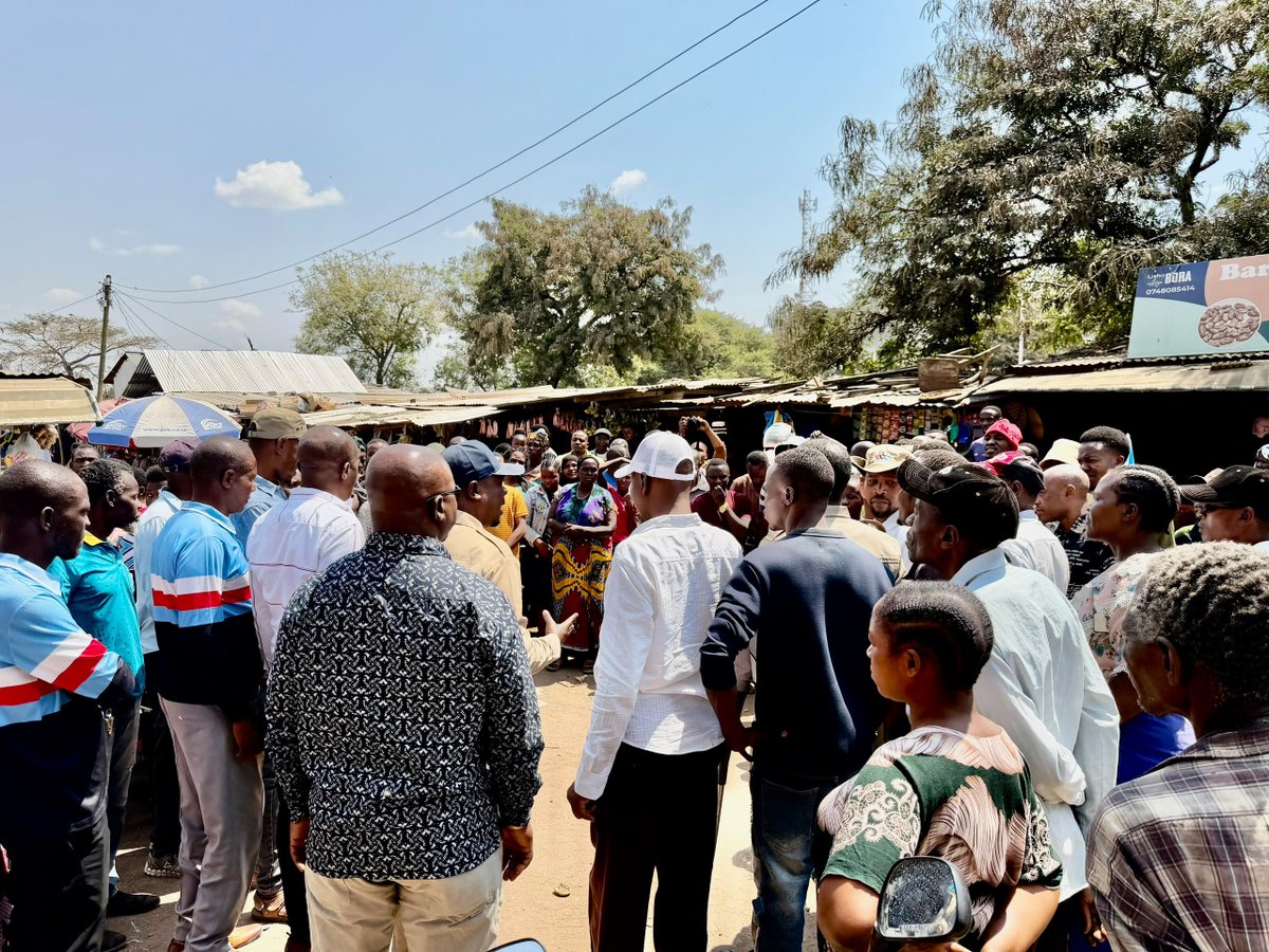 ChademaTZ2's tweet photo. Makamu Mwenyekiti wa CHADEMA Bara, Mhe. @HecheJohn, amewasili mkoani Simiyu.

Mara baada ya kuwasili, ameanza ziara ya mtaani kuwahamasisha wananchi kuchangia #ToneTone.

Leo, Mhe. Heche atakuwa mgeni rasmi katika Mkutano Mkuu Maalum wa CHADEMA Mkoa wa Simiyu. https://t.co/hYH271FTe8