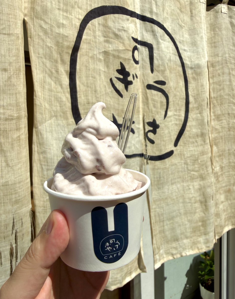 uenokuromon's tweet photo. 上野御徒町No.1のソフトクリームはうさぎやカフェのどら餡ソフト🍦すぐ溶ける上質なソフトとうさぎや絶品の餡子がたっぷり入って450円という良心的すぎる価格なのでぜひ食べてみて🤗 https://t.co/jCVY6XzoGu