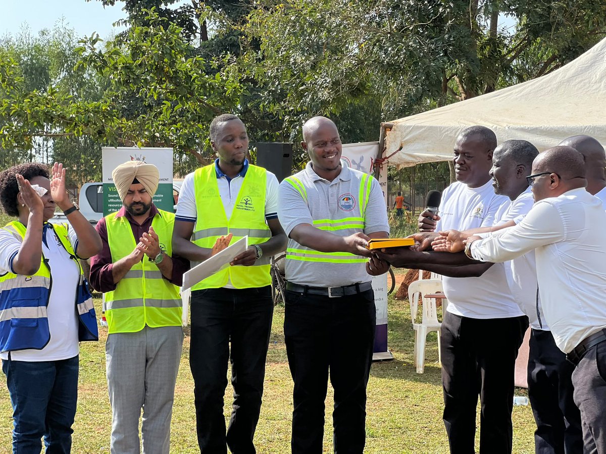 min_waterUg's tweet photo. #MWEworks: @min_waterUg through the Department of Rural Water and Sanitation Development officially handed over Kitega Water Supply and Sanitation System in Kaliro District to @UmbrellasWatsan - Eastern for Operation and Maintenance.

@GCICUganda https://t.co/h6IQqoNrVr