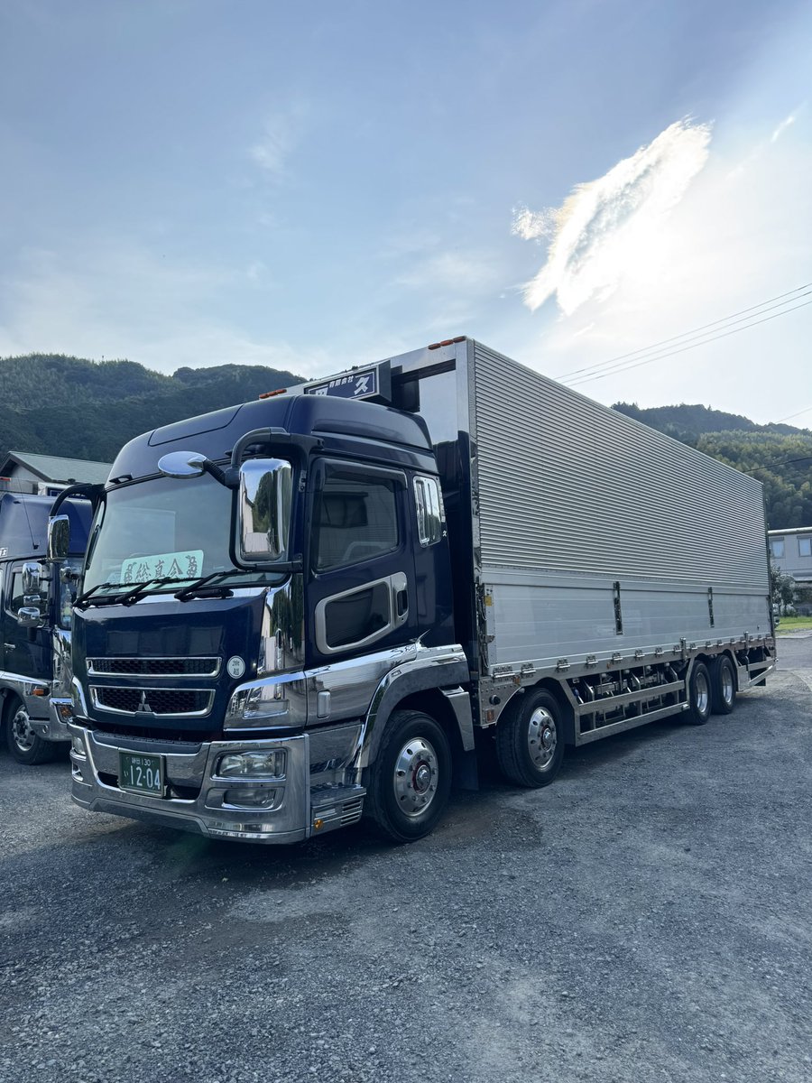 fq29827's tweet photo. 今日も仕事早く終わったので
残りの半分洗車しました🚚🚿

やっぱり半分キレイになると
残り半分洗車しないと気が済まない🤣 https://t.co/ZZ81zinLo1