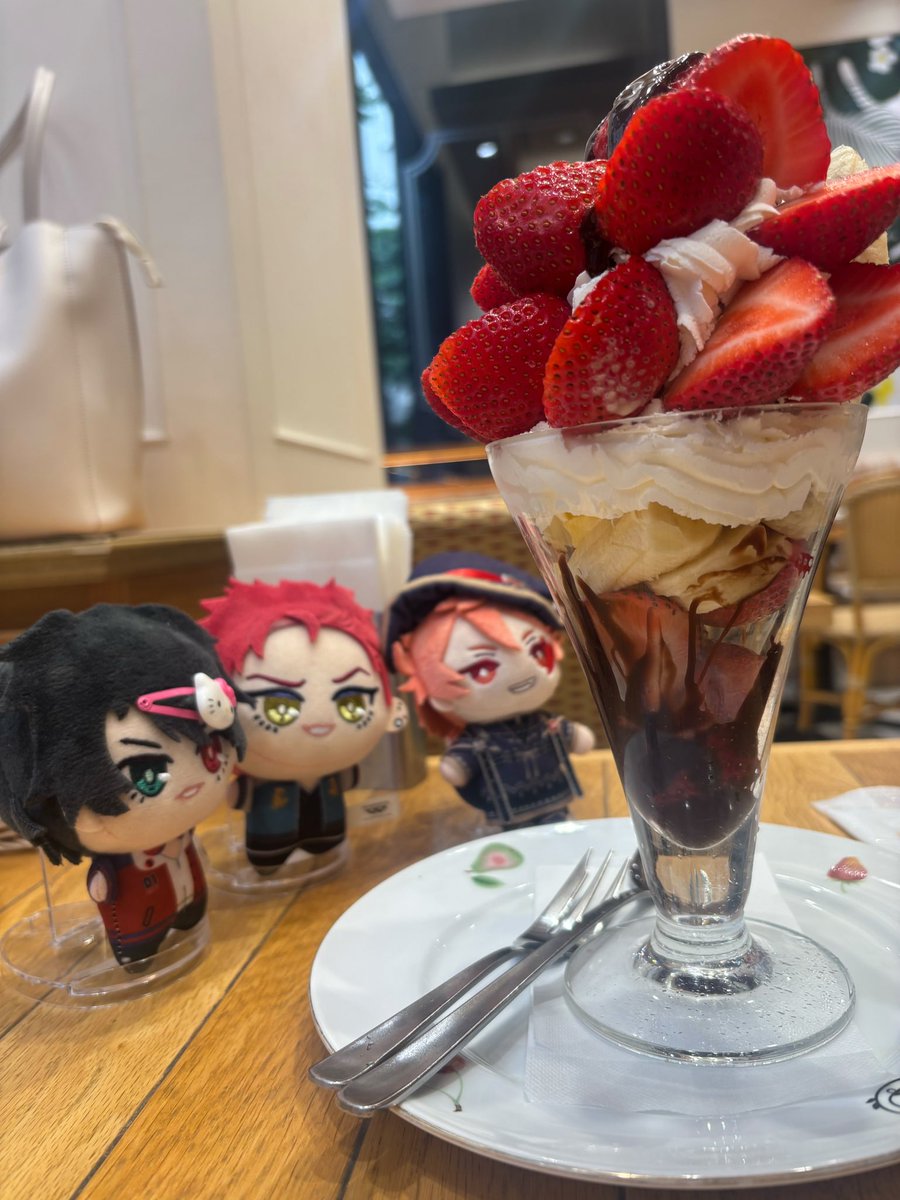 sai_0108's tweet photo. 月曜日は友達とぬい活？カフェ活？してきたよ〜！！！行きたかったところに行けて満足！！♡
１枚目→ぬい達、フルーツサンドだよ
２枚目→そびえ立つ壁（パフェ）
３枚目→ケーキだよ！！
動画→せーの、にゅっ https://t.co/V7kA1zP0D2