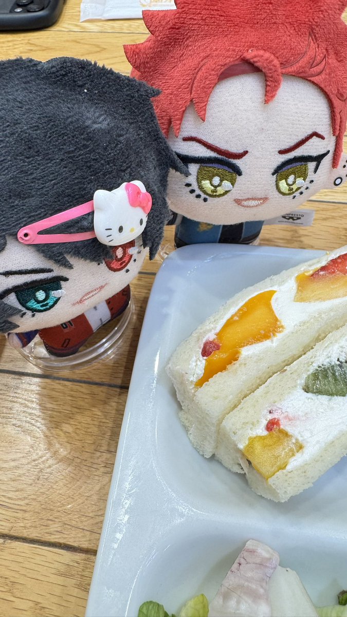 sai_0108's tweet photo. 月曜日は友達とぬい活？カフェ活？してきたよ〜！！！行きたかったところに行けて満足！！♡
１枚目→ぬい達、フルーツサンドだよ
２枚目→そびえ立つ壁（パフェ）
３枚目→ケーキだよ！！
動画→せーの、にゅっ https://t.co/V7kA1zP0D2