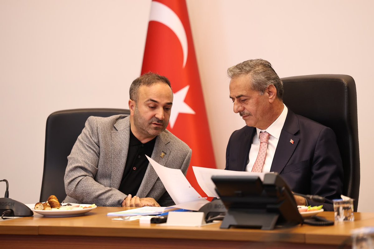 AkPartiErenler's tweet photo. İlçe Başkanımız Ömer Barik, Erenler Muhtarlar Derneği Başkanımız Erol Şahin ve ilçemizin kıymetli mahalle muhtarlarıyla birlikte, Sakarya Büyükşehir Belediye Başkanımız Yusuf Alemdar ile bir araya geldik.

Gerçekleştirilen istişare toplantısında Erenler’imizde hayata geçirilen çalışmalar değerlendirilirken, mahallelerimizin ihtiyaçları, talepleri ve öncelikleri üzerine verimli bir görüş alışverişinde bulunuldu.

Hemşehrilerimize daha kaliteli hizmet sunmak, ilçemizi her alanda daha ileriye taşımak adına ortak akıl ve istişare anlayışıyla çalışmalarımızı sürdürmeye devam edeceğiz.

Rabbim birlik ve beraberliğimizi daim eylesin.

#AKPartiErenler #Erenler #BuŞehirHepimizin