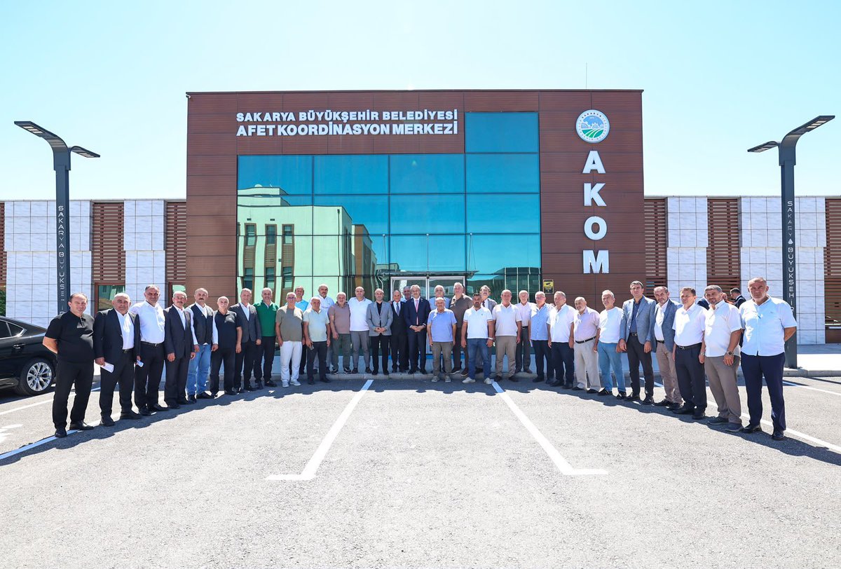 AkPartiErenler's tweet photo. İlçe Başkanımız Ömer Barik, Erenler Muhtarlar Derneği Başkanımız Erol Şahin ve ilçemizin kıymetli mahalle muhtarlarıyla birlikte, Sakarya Büyükşehir Belediye Başkanımız Yusuf Alemdar ile bir araya geldik.

Gerçekleştirilen istişare toplantısında Erenler’imizde hayata geçirilen çalışmalar değerlendirilirken, mahallelerimizin ihtiyaçları, talepleri ve öncelikleri üzerine verimli bir görüş alışverişinde bulunuldu.

Hemşehrilerimize daha kaliteli hizmet sunmak, ilçemizi her alanda daha ileriye taşımak adına ortak akıl ve istişare anlayışıyla çalışmalarımızı sürdürmeye devam edeceğiz.

Rabbim birlik ve beraberliğimizi daim eylesin.

#AKPartiErenler #Erenler #BuŞehirHepimizin