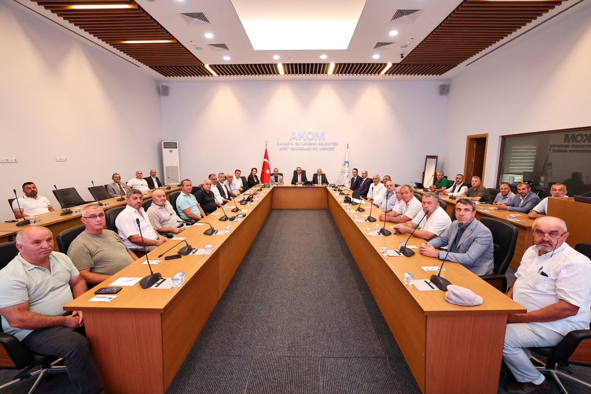 AkPartiErenler's tweet photo. İlçe Başkanımız Ömer Barik, Erenler Muhtarlar Derneği Başkanımız Erol Şahin ve ilçemizin kıymetli mahalle muhtarlarıyla birlikte, Sakarya Büyükşehir Belediye Başkanımız Yusuf Alemdar ile bir araya geldik.

Gerçekleştirilen istişare toplantısında Erenler’imizde hayata geçirilen çalışmalar değerlendirilirken, mahallelerimizin ihtiyaçları, talepleri ve öncelikleri üzerine verimli bir görüş alışverişinde bulunuldu.

Hemşehrilerimize daha kaliteli hizmet sunmak, ilçemizi her alanda daha ileriye taşımak adına ortak akıl ve istişare anlayışıyla çalışmalarımızı sürdürmeye devam edeceğiz.

Rabbim birlik ve beraberliğimizi daim eylesin.

#AKPartiErenler #Erenler #BuŞehirHepimizin