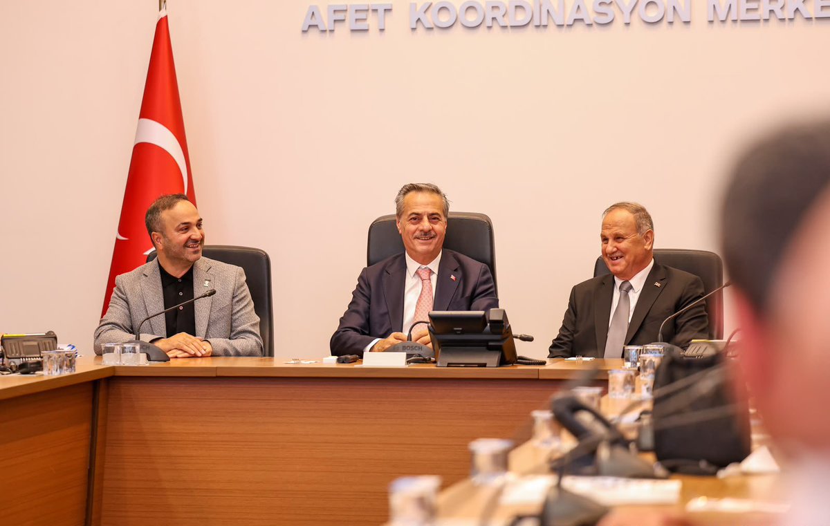 AkPartiErenler's tweet photo. İlçe Başkanımız Ömer Barik, Erenler Muhtarlar Derneği Başkanımız Erol Şahin ve ilçemizin kıymetli mahalle muhtarlarıyla birlikte, Sakarya Büyükşehir Belediye Başkanımız Yusuf Alemdar ile bir araya geldik.

Gerçekleştirilen istişare toplantısında Erenler’imizde hayata geçirilen çalışmalar değerlendirilirken, mahallelerimizin ihtiyaçları, talepleri ve öncelikleri üzerine verimli bir görüş alışverişinde bulunuldu.

Hemşehrilerimize daha kaliteli hizmet sunmak, ilçemizi her alanda daha ileriye taşımak adına ortak akıl ve istişare anlayışıyla çalışmalarımızı sürdürmeye devam edeceğiz.

Rabbim birlik ve beraberliğimizi daim eylesin.

#AKPartiErenler #Erenler #BuŞehirHepimizin