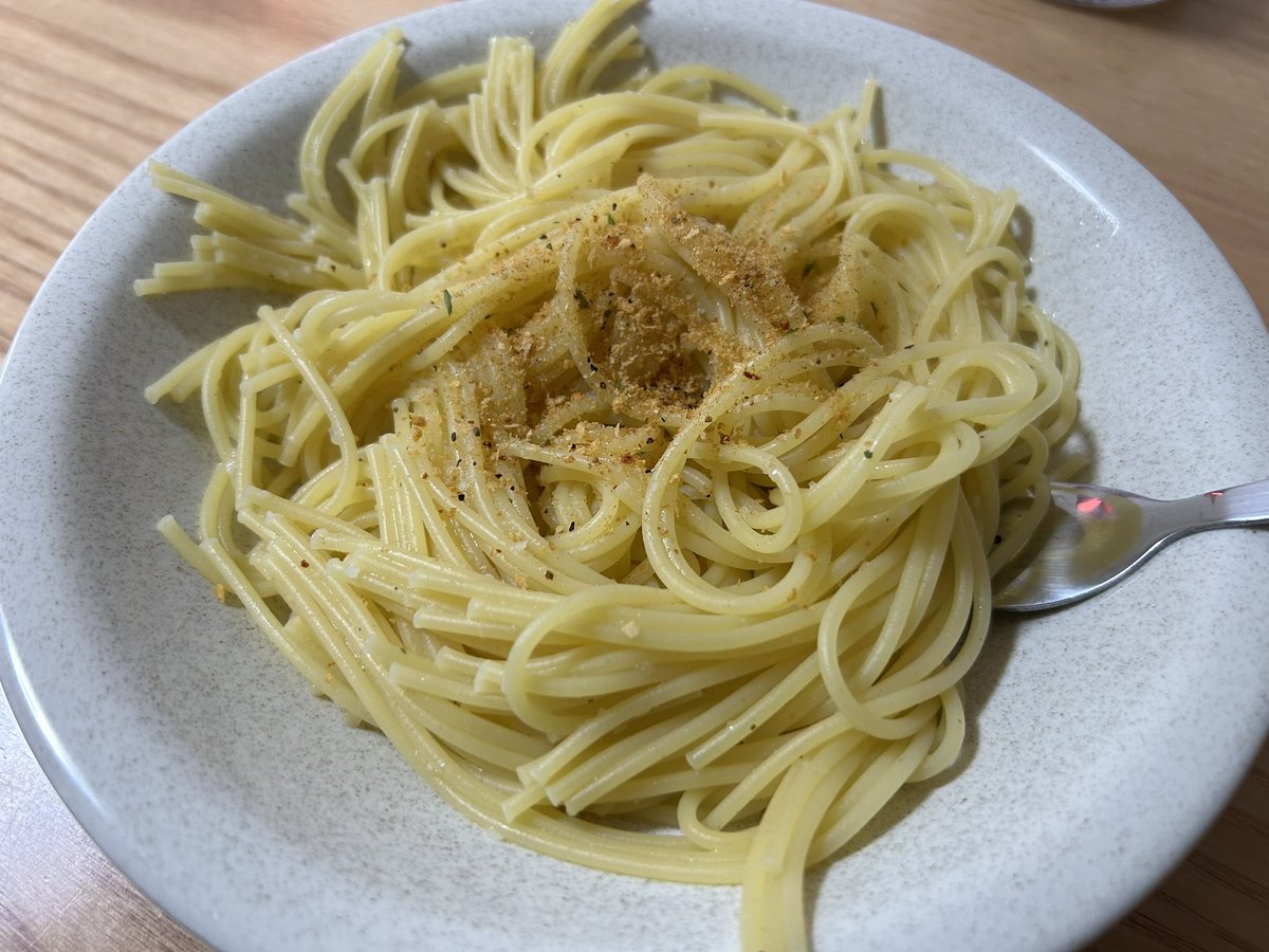JURIco0101's tweet photo. 自画自賛だけど、天才かと思った。
おひとり様おうちパスタやるときに使う、レンチン用パスタ容器。
いつもは水と塩だけど、
塩？お？塩？？？
で、 #にんにく塩 代わりに入れてみた。そのままだとさすがに味薄くて #匠のスパイス トッピングしたら、完璧だった🍝
見た目は映ないけど😂💦
 #PR https://t.co/lIXz5yJ5rd