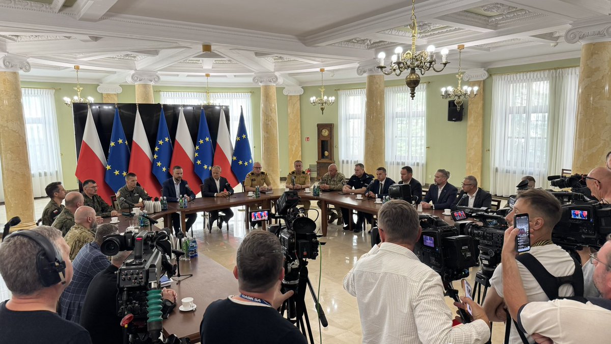 PolicjaLubelska's tweet photo. Komendant Wojewódzki Policji w Lublinie insp. Tomasz Gil wziął udział w odprawie służb w Lubelskim Urzędzie Wojewódzkim w Lublinie, której przewodniczył Prezes Rady Ministrów. 
Odprawa dotyczyła prowadzonych działań slużb na terenie powiatu biłgorajskiego  w związku z ujawnieniem niezidentyfikowanego obiektu latającego.
