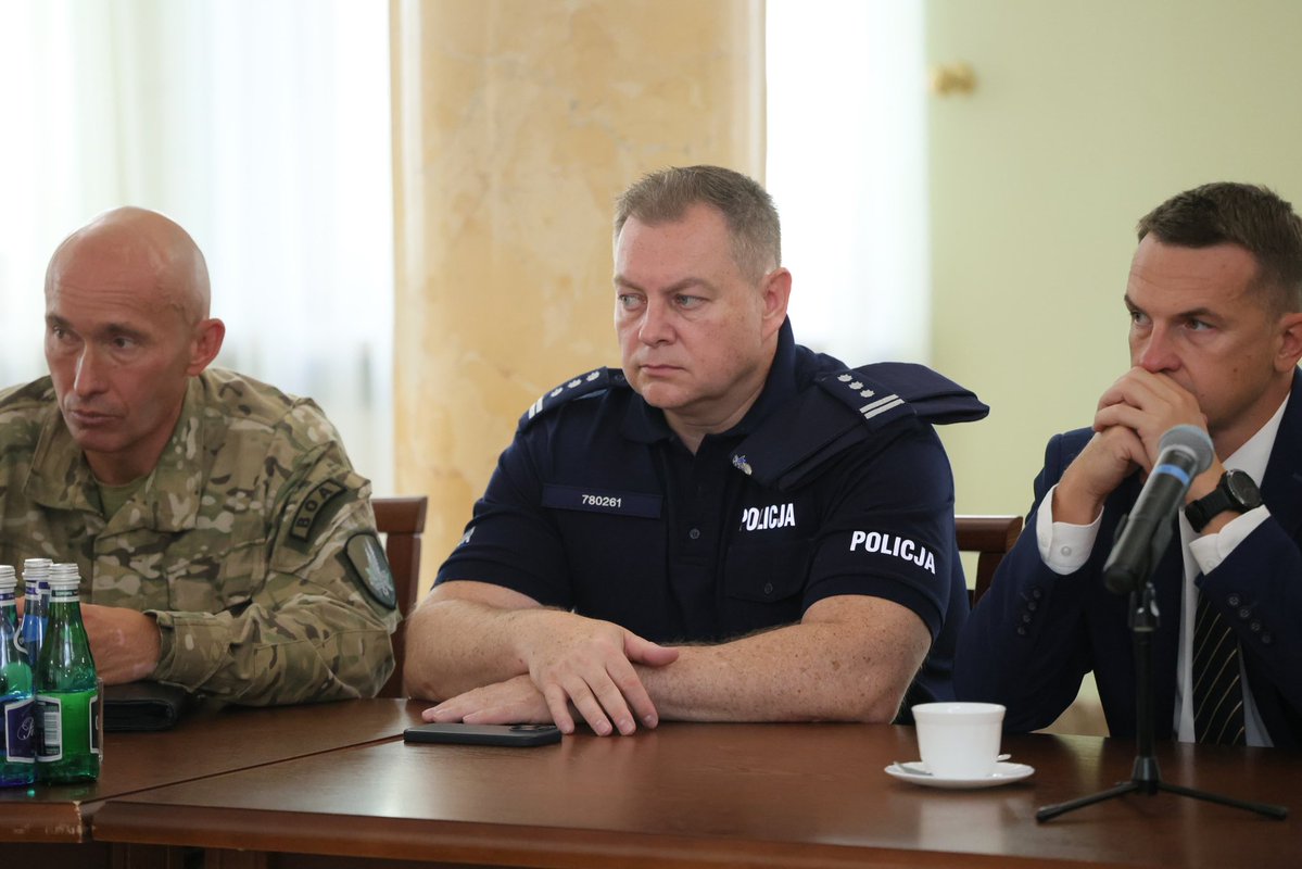 PolicjaLubelska's tweet photo. Komendant Wojewódzki Policji w Lublinie insp. Tomasz Gil wziął udział w odprawie służb w Lubelskim Urzędzie Wojewódzkim w Lublinie, której przewodniczył Prezes Rady Ministrów. 
Odprawa dotyczyła prowadzonych działań slużb na terenie powiatu biłgorajskiego  w związku z ujawnieniem niezidentyfikowanego obiektu latającego.