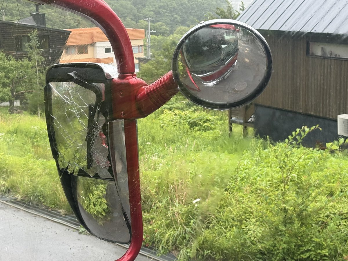 white_macaron_'s tweet photo. 自分の車の修理で約2万と連絡来てホッとしたのか、ダンプの1番大事な左ミラーぶつけてアッセン交換で約6万（会社持ち）
パラパラで見えないのによく自走で入庫できたな
3日分の稼ぎ0だよねぇ
明日は初の始末書だぁ😭 https://t.co/3indUV7SMv