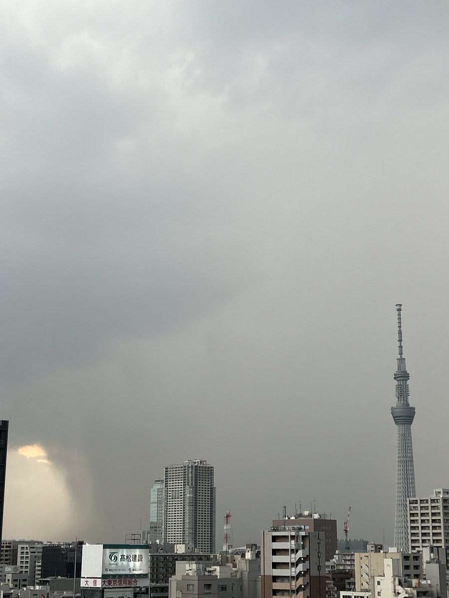 ToTo1310arisToT's tweet photo. ビルの左は大きな雨柱かと、 https://t.co/E7P864tQZl