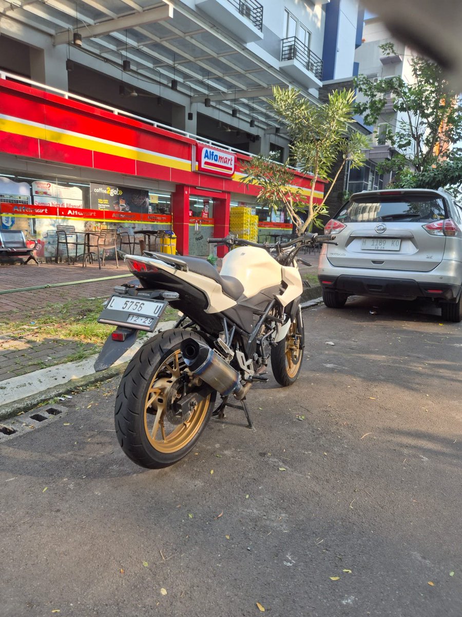 Majin_desu's tweet photo. Bismillah! WTS Honda CB150R Streetfire 2015 (Plat L) 
12jt - Boleh Nego 👌
📍 Lokasi: BSD Foresta
​Surat lengkap, pajak taat, kaleng s/d Des 2029.
Modif (Part ORI aman!): Knalpot fullsystem+DB killer, stang, master rem/kopling, selang rem, gearset Sinnob.
#motorbekastangerang https://t.co/cRJJnuXPtU