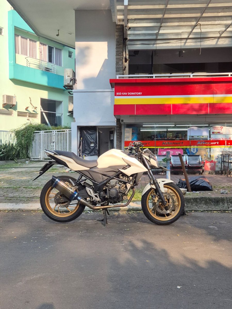 Majin_desu's tweet photo. Bismillah! WTS Honda CB150R Streetfire 2015 (Plat L) 
12jt - Boleh Nego 👌
📍 Lokasi: BSD Foresta
​Surat lengkap, pajak taat, kaleng s/d Des 2029.
Modif (Part ORI aman!): Knalpot fullsystem+DB killer, stang, master rem/kopling, selang rem, gearset Sinnob.
#motorbekastangerang https://t.co/cRJJnuXPtU