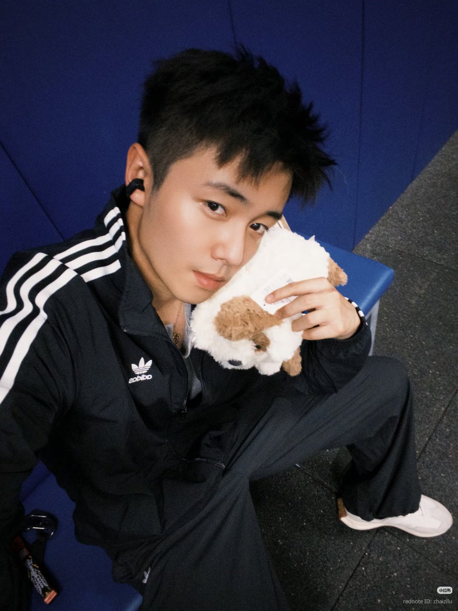 mrsn0b0d1's tweet photo. ZHAI ZHILU JUST UPDATE XHS CENTIL BANGET PENGEN GUE GARUK RAAWWRRR 😭😭😭 https://t.co/lZTvmIuWq7