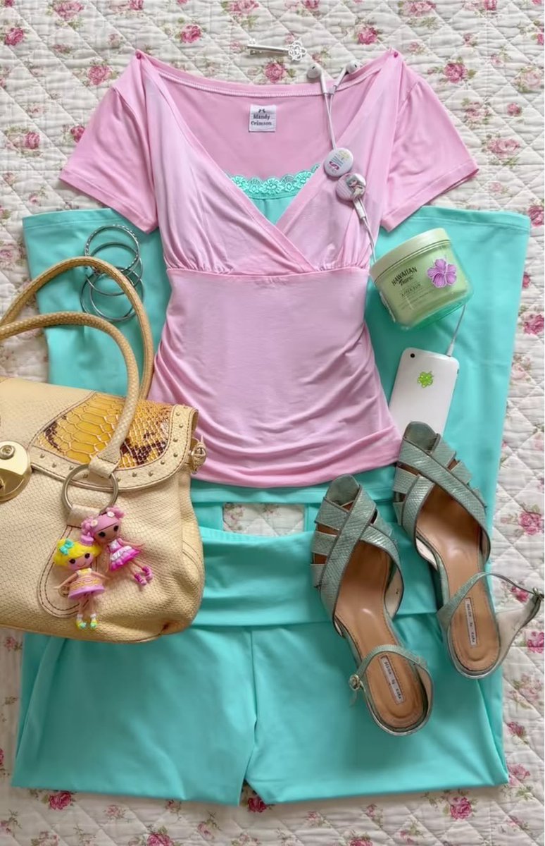 dollyflorenc3's tweet photo. how pinterest views you 𐙚₊˚⊹♡

clothing style ★
hair style ★
sweet food ★
salty food ★ https://t.co/0wdlgXuiTd