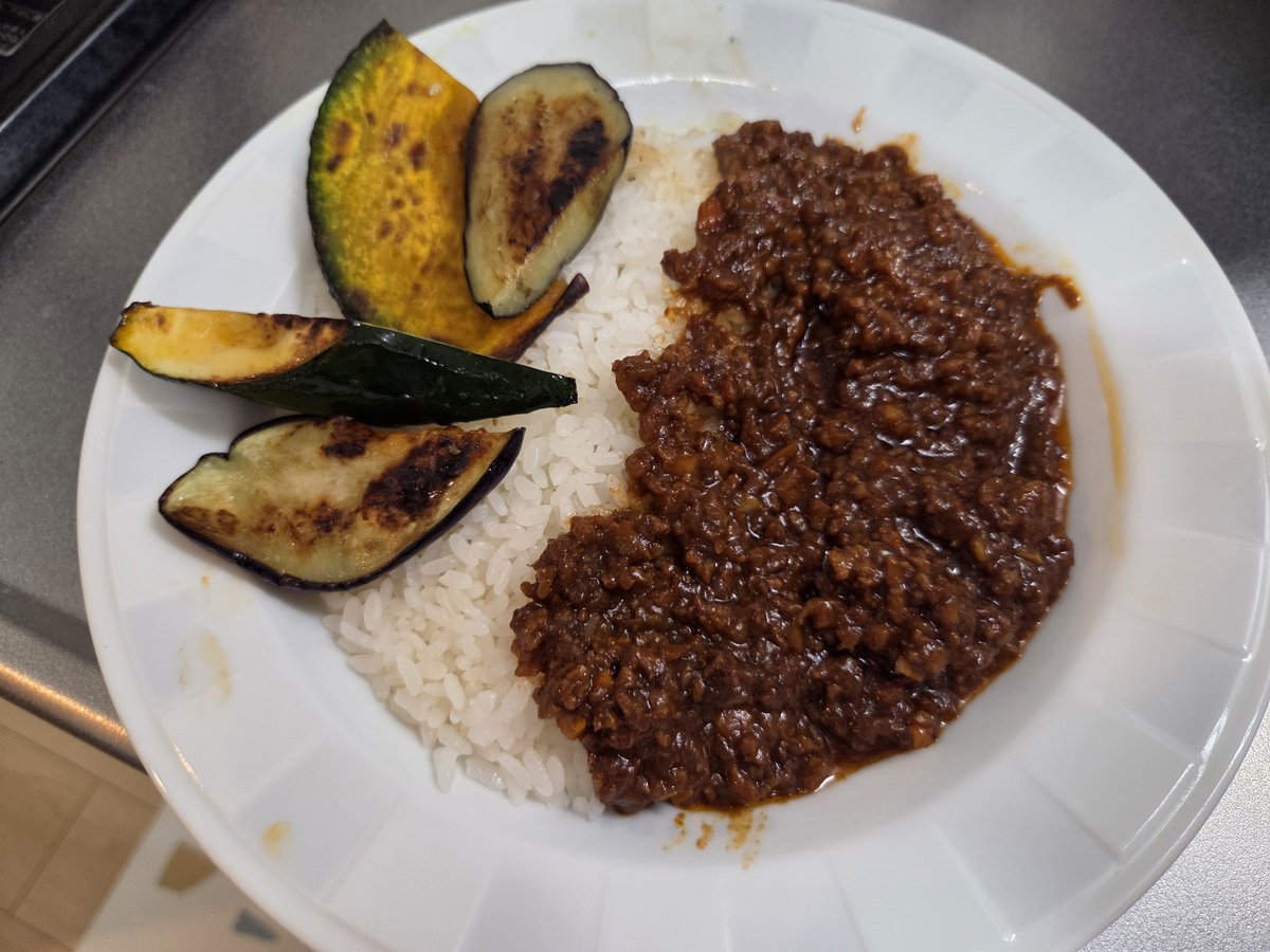 CrossdresserRyo's tweet photo. 🍛キーマカレーをハヤシライスで🍛

やっぱりキーマカレーが好きなんですけど、今回はルーをハヤシライスに！😆

夏野菜といっしょに、いただきまーす❗😋 https://t.co/F3paJlJupP