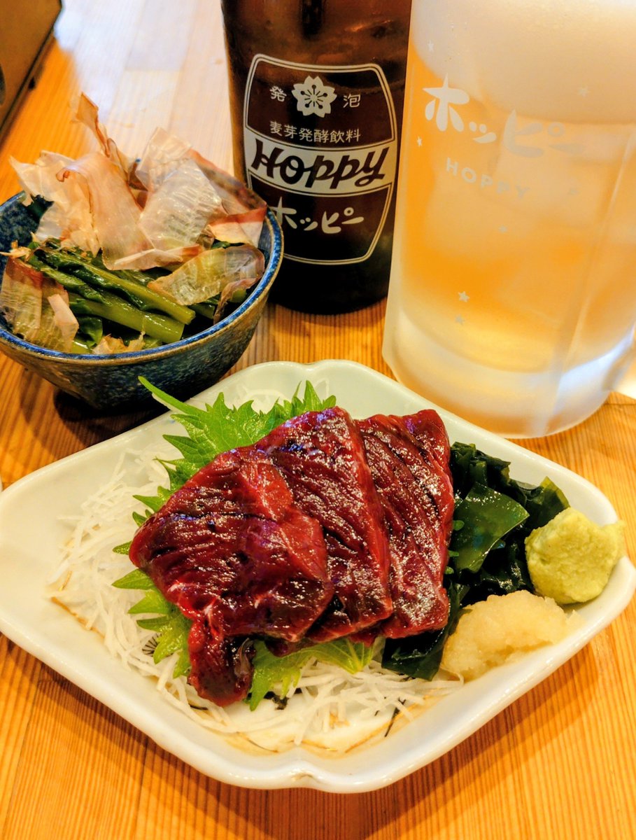 etya1966's tweet photo. 吉祥寺の人気居酒屋「かどや魚丸」へ着地。
つるむらさきお浸し、くじら刺身、鰯と青唐辛子のなめろう。
酒は生ビールからホッピー白。
おろしニンニクをたっぷり使って食べるくじら刺身が最高。
滞在時間約30分で、店を出るとまだまだ明るかった。
満足。 https://t.co/KyuvVbTlyB