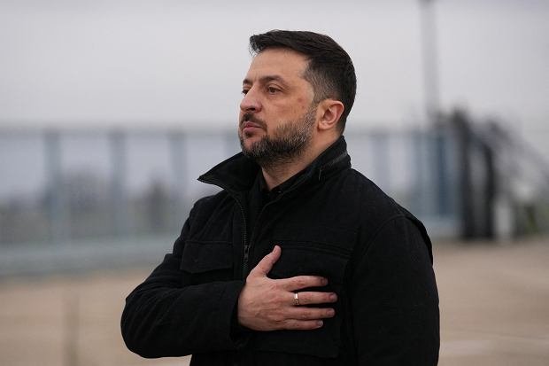 lkwarzecha's tweet photo. Proszę Państwa, cóż za traf! 
Akurat dzień po wizycie pana Zełenskiego, który znów czegoś potrzebuje i bardzo się martwi o Ukraińców w Polsce, spada w Polsce jakaś rakieta. Rosyjska podobno. 
I natychmiast jak z pudełeczka wyskakuje pan Sybiha i mówi, że teraz widać, jak ważna jest ochrona ukraińskiego nieba. A przypominam, że Kijów wciąż nęka Polskę o MiG-i-29. 
To wprost niesamowite, jakie całkowite przypadki i zrządzenia losu niesie z sobą życie. 
Całkowicie przypadkowy przypadek!