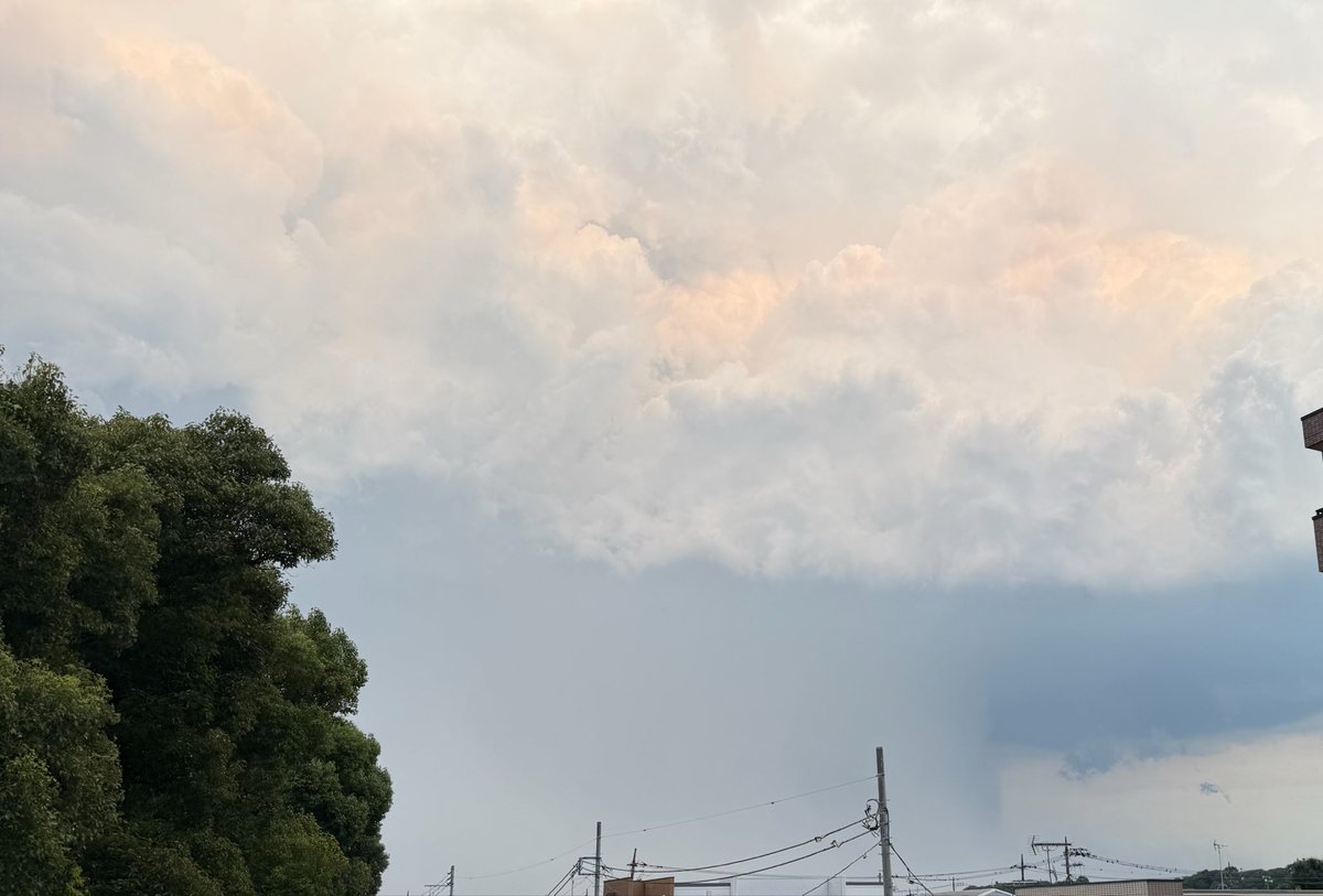 ttYUKItt's tweet photo. ゲリラ豪雨の雲！と雨かな？ https://t.co/E5dKWQF73N