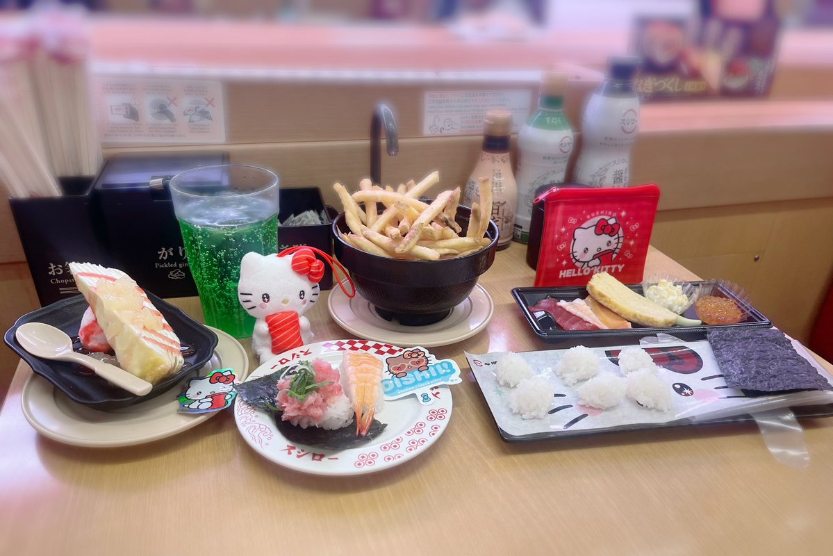 5rainbooooow's tweet photo. 昨日スシロー×キティちゃん行ってきた🎀✨朝から気合入っててキティTにキティヘアクリップつけてたから会社の人に笑われたwキティちゃんちょ〜かわいい！第2弾も行くよ^> ·̫ <^💖💖 https://t.co/4yOVoGnFuz