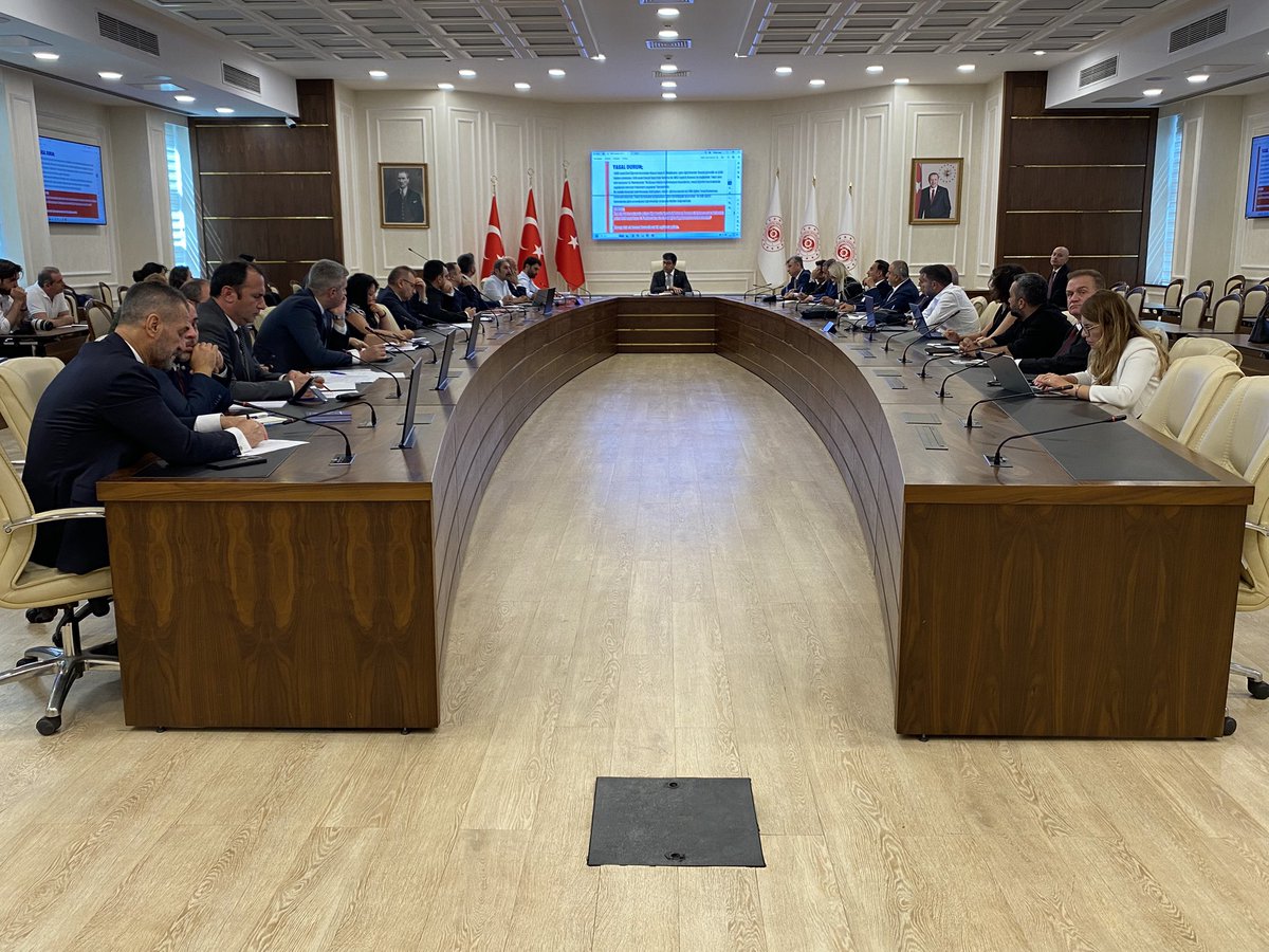 ogretmensendika's tweet photo. Çalışma ve Sosyal Güvenlik Bakanlığı davetiyle gerçekleşen toplantıda, özel öğretim kurumlarında yaşanan sorunları, tespitleri, beklentilerimizi ve taleplerimizi aktardık. 

Detaylı bilgilendirmeyi
13.00’te  yapacağız.
Yaşasın Sendikamız! 
Yaşasın Mücadelemiz!

#EğitimdeÇözümZamanı
@ProfDrAGurcan
@avabdullahguler
@NazimMavis
@latifselvi42
@leylasahinusta
@isikhanvedat
@Yusuf__Tekin
@memetsimsek