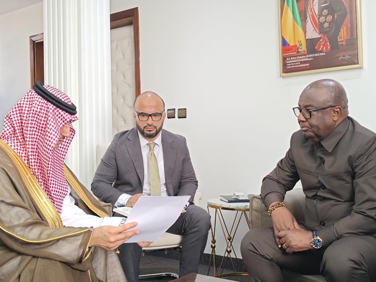 KSAembassyGA's tweet photo. استقبل معالي السيد/ أندريان نجيما نبا، وزير الداخلية واللامركزية في مكتبه، سعادة السفير/ فراج بن نادر. وجرى بحث العلاقات المتميزة بين المملكة العربية السعودية والجمهورية الجابونية واستعراض أوجه التعاون الثنائي لاسيما في المجال الأمني. كما تم التطرق للموضوعات ذات الاهتمام المشترك. https://t.co/7uYX27JOw4