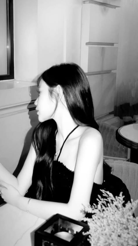 seyfikaya's tweet photo. Moody monochrome cafe moment a quiet silhouette that feels timeless
MZP https://t.co/iZpeSfhhR1