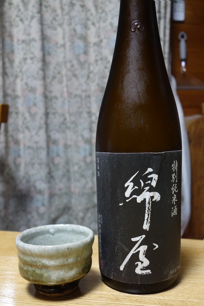 maka_saka's tweet photo. 綿屋 特別純米酒 《黒》（宮城）
綿屋らしい穏やかな香り、まろやかな米の旨味とシャープな酸味に僅かな苦渋味が心地よい。
様々な料理に合う食中酒とし完成された味わいです。
#綿屋 #金の井酒造 #トヨニシキ
https://t.co/H65UOF146z https://t.co/LgPYuNe84F