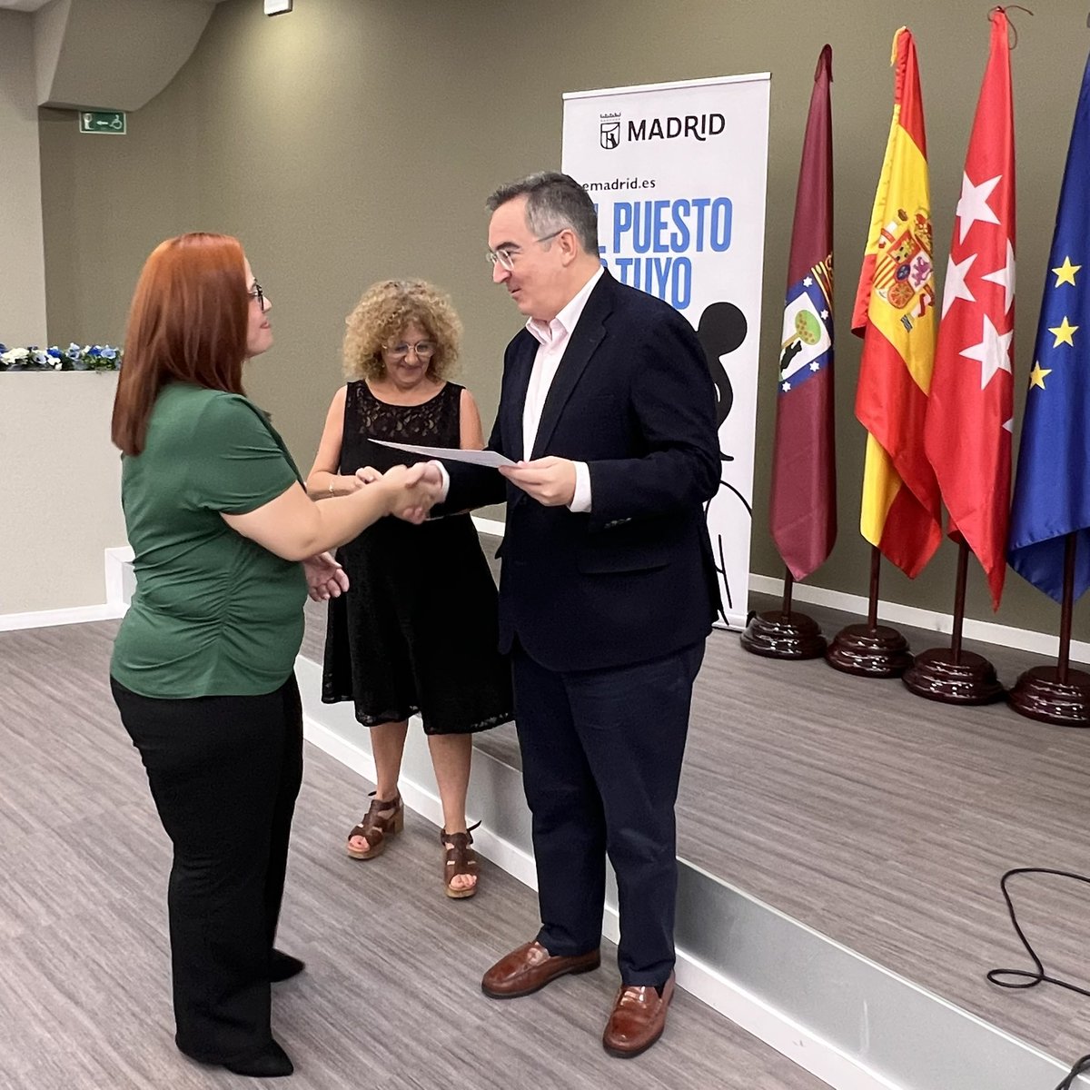 aempleomadrid's tweet photo. 🎓 𝐄𝐧𝐡𝐨𝐫𝐚𝐛𝐮𝐞𝐧𝐚 a las 𝐚𝐥𝐮𝐦𝐧𝐚𝐬 que han finalizado su formación en 𝐂𝐮𝐢𝐝𝐚𝐝𝐨𝐬 𝐞𝐧 𝐀𝐭𝐞𝐧𝐜𝐢𝐨́𝐧 𝐒𝐨𝐜𝐢𝐨𝐬𝐚𝐧𝐢𝐭𝐚𝐫𝐢𝐚.

🌟Una nueva 𝐩𝐫𝐨𝐦𝐨𝐜𝐢𝐨́𝐧 𝐝𝐞 𝐩𝐫𝐨𝐟𝐞𝐬𝐢𝐨𝐧𝐚𝐥𝐞𝐬 ha recibido sus 𝐝𝐢𝐩𝐥𝐨𝐦𝐚𝐬 tras completar con éxito esta 𝐟𝐨𝐫𝐦𝐚𝐜𝐢𝐨́𝐧 𝐠𝐫𝐚𝐭𝐮𝐢𝐭𝐚 de la 𝐀𝐠𝐞𝐧𝐜𝐢𝐚 𝐩𝐚𝐫𝐚 𝐞𝐥 𝐄𝐦𝐩𝐥𝐞𝐨 del 𝐀𝐲𝐮𝐧𝐭𝐚𝐦𝐢𝐞𝐧𝐭𝐨 𝐝𝐞 𝐌𝐚𝐝𝐫𝐢𝐝 @MADRID, dando un paso más hacia su 𝐢𝐧𝐬𝐞𝐫𝐜𝐢𝐨́𝐧 𝐥𝐚𝐛𝐨𝐫𝐚𝐥 en un 𝐬𝐞𝐜𝐭𝐨𝐫 con una creciente 𝐝𝐞𝐦𝐚𝐧𝐝𝐚 𝐝𝐞 𝐩𝐫𝐨𝐟𝐞𝐬𝐢𝐨𝐧𝐚𝐥𝐞𝐬.

🙌Gracias a todas las 𝐞𝐧𝐭𝐢𝐝𝐚𝐝𝐞𝐬 𝐜𝐨𝐥𝐚𝐛𝐨𝐫𝐚𝐝𝐨𝐫𝐚𝐬 y a los 𝐜𝐞𝐧𝐭𝐫𝐨𝐬 donde se han desarrollado las 𝐩𝐫𝐚́𝐜𝐭𝐢𝐜𝐚𝐬 por contribuir a la 𝐟𝐨𝐫𝐦𝐚𝐜𝐢𝐨́𝐧 de estas 𝐧𝐮𝐞𝐯𝐚𝐬 𝐩𝐫𝐨𝐟𝐞𝐬𝐢𝐨𝐧𝐚𝐥𝐞𝐬.

👉Si tú también quieres 𝐟𝐨𝐫𝐦𝐚𝐫𝐭𝐞 para incorporarte al 𝐦𝐞𝐫𝐜𝐚𝐝𝐨 𝐥𝐚𝐛𝐨𝐫𝐚𝐥, entra en nuestra 𝐩𝐥𝐚𝐭𝐚𝐟𝐨𝐫𝐦𝐚 𝐝𝐞 𝐞𝐦𝐩𝐥𝐞𝐨 𝐦𝐮𝐧𝐢𝐜𝐢𝐩𝐚𝐥 y encuentra tu oportunidad:

🌏𝐒𝐚𝐥𝐭𝐚𝐞𝐦𝐩𝐥𝐞𝐨.𝐞𝐬

¡Te esperamos! 🚀

.
.
.
#generandooportunidades #sectorcuidados #empleomadrid #formaciongratuita #atencionsociosanitaria