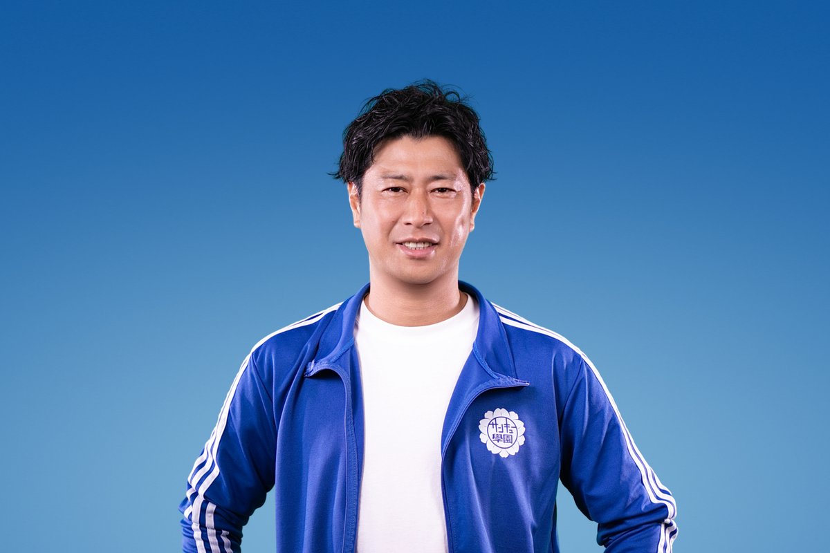 oricon's tweet photo. パンサー尾形「サンキューロック!!」MV公開
7月29日(水)に配信リリース
自身が作詞したメジャーデビュー曲🎸
 
MVでは青いジャージ姿の熱血教師役
特技のサッカーを披露する場面も⚽
https://t.co/0BlqEAl63Q
 
#パンサー尾形 #パンサー https://t.co/72KN7ljSSj