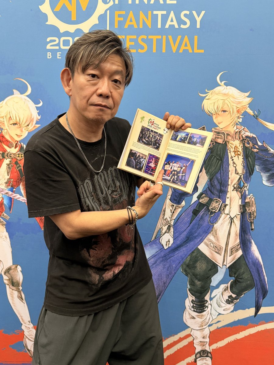 GamerDex_83's tweet photo. Oh and.. by the way we Made it!
We gave Yoshi-P our present. An italian and spanish speaking community fan book called Beyond Borders!
More info here: @XIVPartyItaly 

@FF_XIV_EN @ChocoFeru #ffxivfanfest https://t.co/RKqPqQejiq