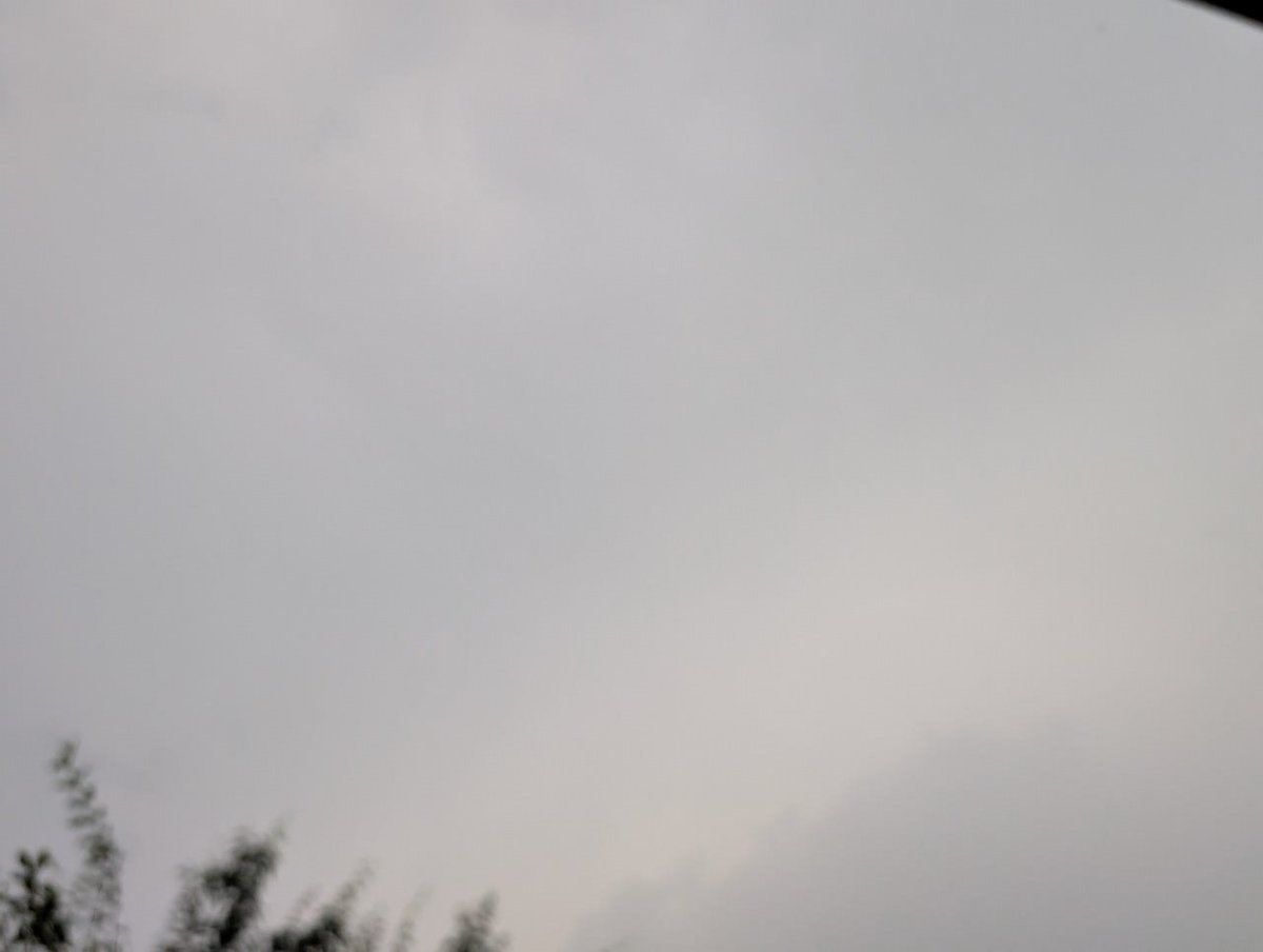 m19700828's tweet photo. 青空で遠くに雷が鳴っていると思っていたらあっという間に空模様が変わり雷と雨になりました🌧️⚡️
少し先の空はまだ夕焼け空も見れているのでなんだか不思議です🌇 https://t.co/T6GjMVgw16