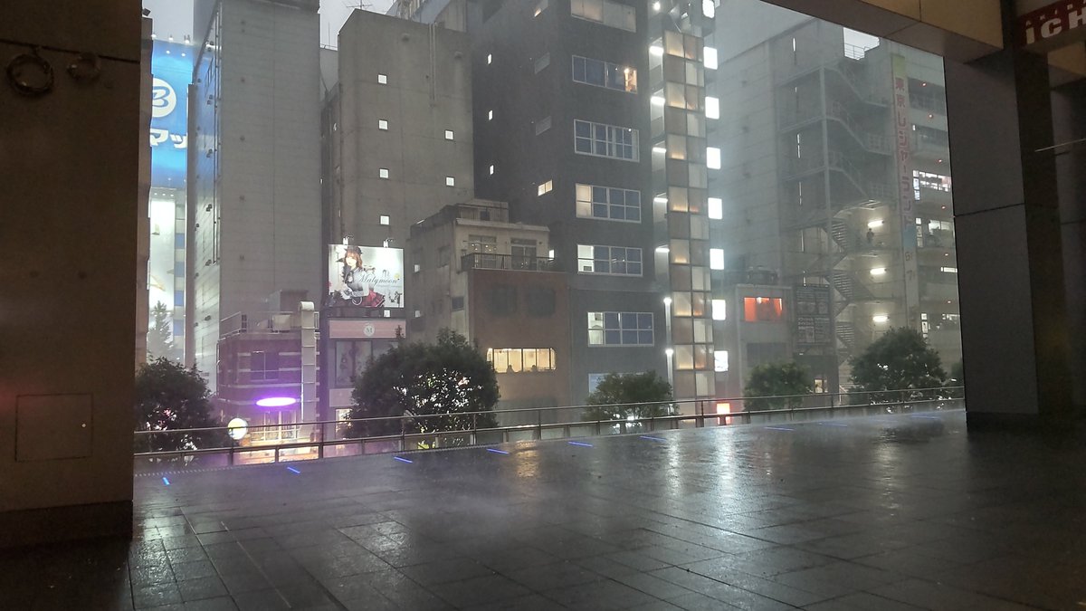 BT01EX's tweet photo. 首都圏、ゲリラ雷雨に突★入！

はっはっは、
もうメチャクチャだよ(^ω^; https://t.co/YrusSIULWz
