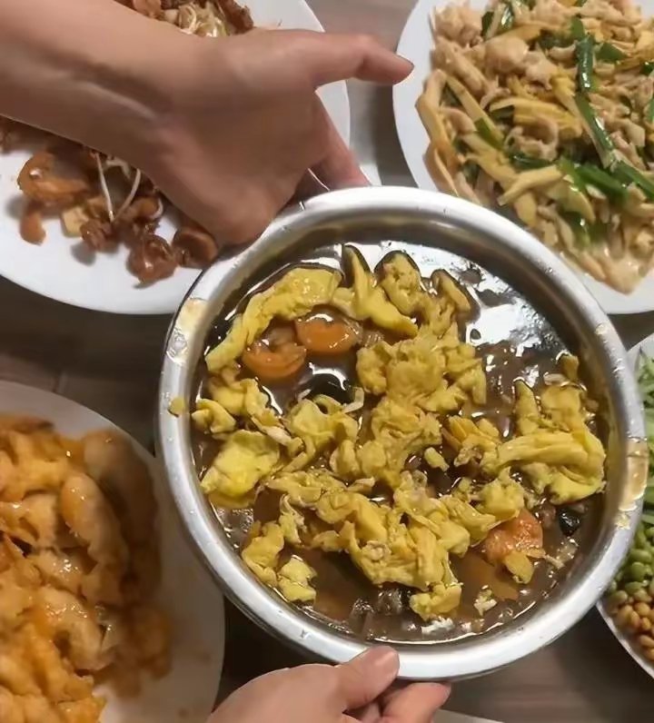 littleH00's tweet photo. 二伏吃面，天津人的极致讲究：一碗捞面，吃出整桌福气！ #天津 #入伏 https://t.co/rXijqsh5de