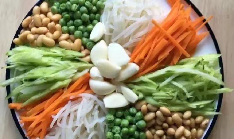littleH00's tweet photo. 二伏吃面，天津人的极致讲究：一碗捞面，吃出整桌福气！ #天津 #入伏 https://t.co/rXijqsh5de