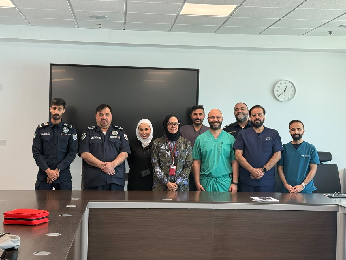 karim_a84's tweet photo. في إطار تعزيز الشراكات المؤسسية وتطوير الكفاءات الوطنية في مجال التعليم الطبي، نظم مركز التدريب والمحاكاة بمستشفى الولادة الجديد بالتعاون مع قسم التدريب في ادارة الطواريء الطبية ،  دورة تدريبية متخصصة بعنوان “مبادئ المحاكاة والتعليم الطبي”، استهدفت مجموعة من مسعفي ومدربي الإسعاف. 

•هدفت الدورة إلى تعريف المشاركين بالمفاهيم الأساسية للمحاكاة الطبية الحديثة، وأفضل الممارسات في تصميم وتنفيذ السيناريوهات التعليمية، وأساليب إدارة جلسات المحاكاة (Debriefing)، بما يسهم في تعزيز جودة التدريب ورفع كفاءة مقدمي الرعاية الصحية وخدمات الطوارئ.

• أقيمت الدورة تحت إشراف الدكتورة فاطمة قاسم، المدير الفني لمركز التدريب والمحاكاة بمستشفى الولادة الجديد، وبمشاركة الدكتور يوسف المهنا، حيث قدما خبراتهما العلمية والعملية في مجال التعليم الطبي والمحاكاة، مع التركيز على التطبيقات العملية التي تعزز مهارات المدربين وتنعكس إيجابًا على جودة التدريب المقدم للمسعفين.

•يأتي هذا التعاون تأكيدًا على أهمية التكامل بين المؤسسات الصحية والتعليمية، وتبادل الخبرات بين مختلف القطاعات، بما يدعم تطوير برامج التدريب المستمر، ويسهم في الارتقاء بجودة الرعاية الصحية وسلامة المرضى وفق أحدث المعايير العالمية.