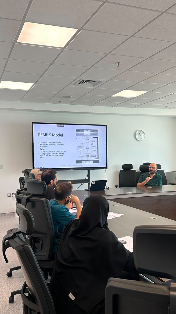 karim_a84's tweet photo. في إطار تعزيز الشراكات المؤسسية وتطوير الكفاءات الوطنية في مجال التعليم الطبي، نظم مركز التدريب والمحاكاة بمستشفى الولادة الجديد بالتعاون مع قسم التدريب في ادارة الطواريء الطبية ،  دورة تدريبية متخصصة بعنوان “مبادئ المحاكاة والتعليم الطبي”، استهدفت مجموعة من مسعفي ومدربي الإسعاف. 

•هدفت الدورة إلى تعريف المشاركين بالمفاهيم الأساسية للمحاكاة الطبية الحديثة، وأفضل الممارسات في تصميم وتنفيذ السيناريوهات التعليمية، وأساليب إدارة جلسات المحاكاة (Debriefing)، بما يسهم في تعزيز جودة التدريب ورفع كفاءة مقدمي الرعاية الصحية وخدمات الطوارئ.

• أقيمت الدورة تحت إشراف الدكتورة فاطمة قاسم، المدير الفني لمركز التدريب والمحاكاة بمستشفى الولادة الجديد، وبمشاركة الدكتور يوسف المهنا، حيث قدما خبراتهما العلمية والعملية في مجال التعليم الطبي والمحاكاة، مع التركيز على التطبيقات العملية التي تعزز مهارات المدربين وتنعكس إيجابًا على جودة التدريب المقدم للمسعفين.

•يأتي هذا التعاون تأكيدًا على أهمية التكامل بين المؤسسات الصحية والتعليمية، وتبادل الخبرات بين مختلف القطاعات، بما يدعم تطوير برامج التدريب المستمر، ويسهم في الارتقاء بجودة الرعاية الصحية وسلامة المرضى وفق أحدث المعايير العالمية.