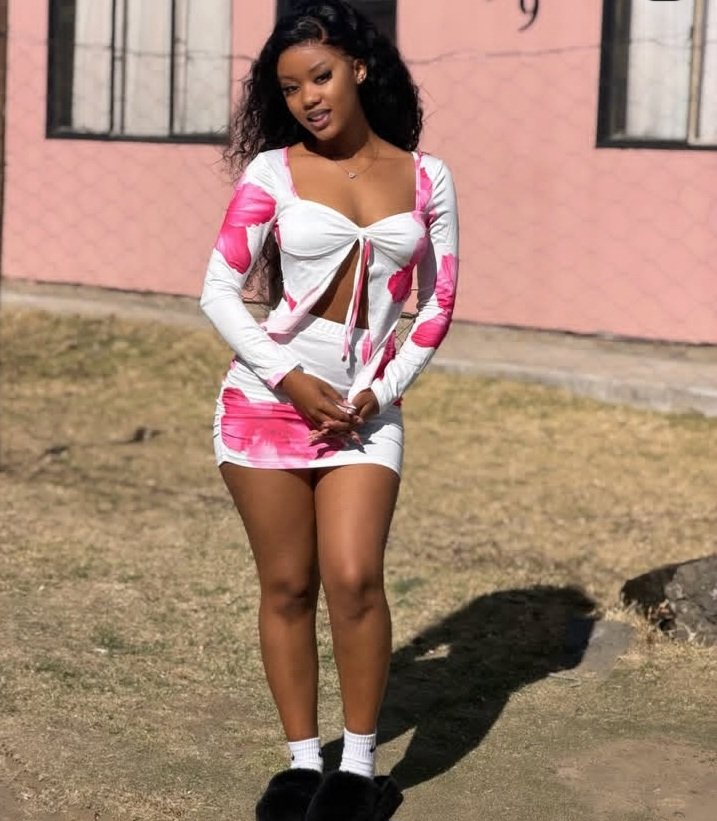 sfisomahla14431's tweet photo. I knew it that this girl would not stay long in the township with this type of body she has.. The body is tea 😩😩😩

Dj Zonzo did upgrade here. Hazel and Vuyokazi doesn't come close to this chick 🔥🔥🔥 https://t.co/kE626xS2CK