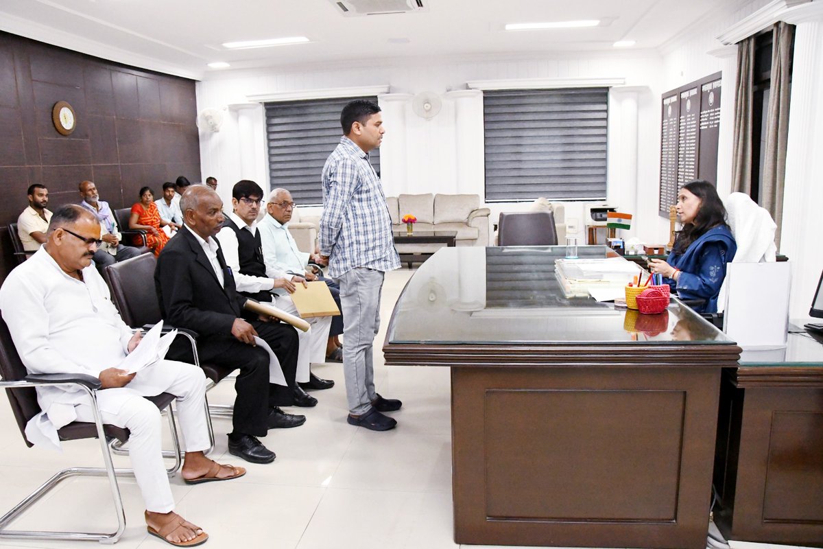 CommissionerPrg's tweet photo. आज प्रातः 10:00 बजे से अपराह्न 12:00 बजे तक आयोजित जनसुनवाई के दौरान नागरिकों द्वारा प्रस्तुत विभिन्न समस्याओं एवं अभ्यावेदनों पर विस्तारपूर्वक विचार किया गया। प्रत्येक प्रकरण की वस्तुस्थिति का परीक्षण करते हुए संबंधित विभागीय अधिकारियों को शासन की मंशा के अनुरूप गुणवत्तापूर्ण, पारदर्शी एवं समयबद्ध निस्तारण सुनिश्चित करने के निर्देश दिए गए। साथ ही, जनहित से जुड़े मामलों के निराकरण में संवेदनशीलता एवं उत्तरदायित्व के साथ कार्यवाही करने पर विशेष बल दिया गया।